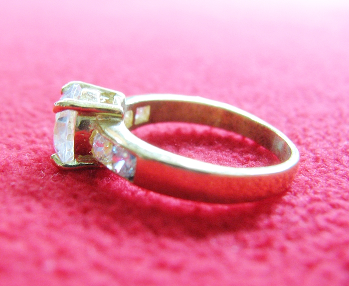 สินค้าหมดค่ะ แหวนเพชรทองเหลือง แบบ5(เพชรกลมใหญ่1เม็ด ข้างๆเพชรเล็กข้างละ2เม็ด)ค่ะ