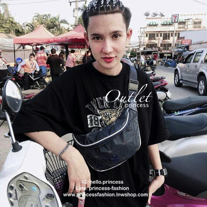 Adidas Originals 3D Mini Airline (ISSEY MIYAKE Style Shoulder Bag) กระเป๋าสะพายสไตล์สปอร์ตแบบคาดเอวคาดอกรุ่นใหม่ดีไซน์สุดฮิตสไตล์ ISSEY MIYAKE ใช้ได้ทั้งชายและหญิง ขนาดกำลังดี น้ำหนักเบา ด้านหน้าประดับโลโก้แบรนด์ เปิดปิดด้วยซิปสะดวกใช้อะไหล่ปั้มแบรนด์สวยด