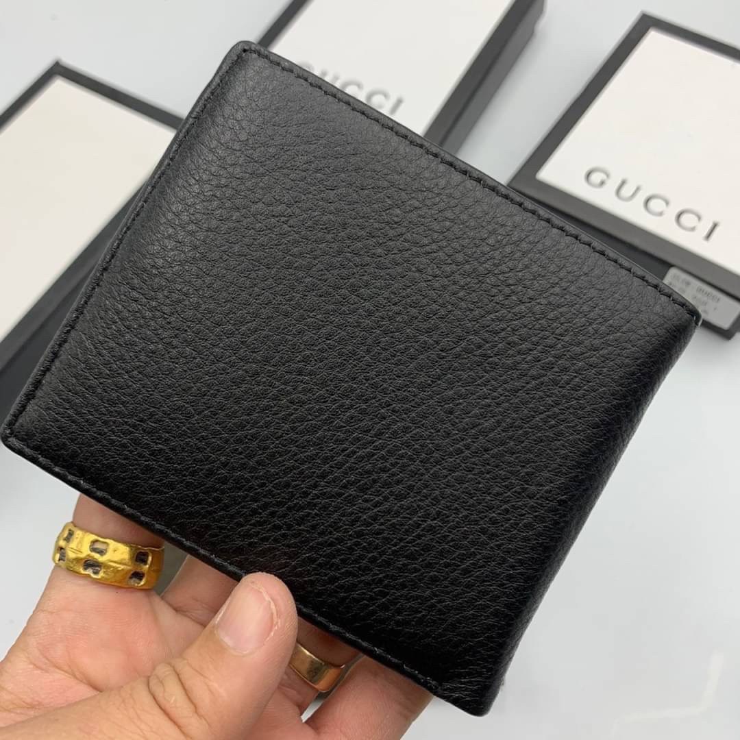 หนังแท้ GUCCI Men Short Wallet รุ่นใหม่ล่าสุด!! หนังสวยเริด ดีงามมากค่าาา กระเป๋าสตางค์ใบสั้น ดีไซน์ใหม่ สวยดูหรู ถือใช้กำลังเหมาะมือ ใส่บัตรได้เยอะ ใส่ธนบัตรได้ทุกชนิด มาครบ set พร้อมส่ง!! เป็นไอเท็มที่หนุ่มๆต้องมีจริงๆจ้า 😎😎