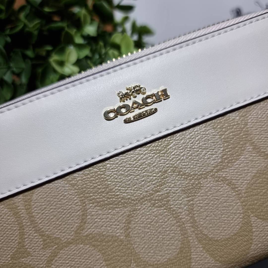 COACH F76873 ACCORDION ZIP WALLET IN SIGNATURE CANVAS Best seller กระเป๋าสตางค์รุ่นคลาสสิค ซิกเนเจอร์ของแบรนด์ ที่ขายดีตลอดกาล วัสดุหนังแคนวาสเคลือบสลับหนังแท้ เปิด-ปิดด้วยซิปรอบ รูดใช้งานง่าย ใส่บัตรได้ มีช่องซิปใส่เหรียญ ใส่มือถือได้ พกใบนี้ใบเดียวเอาอย