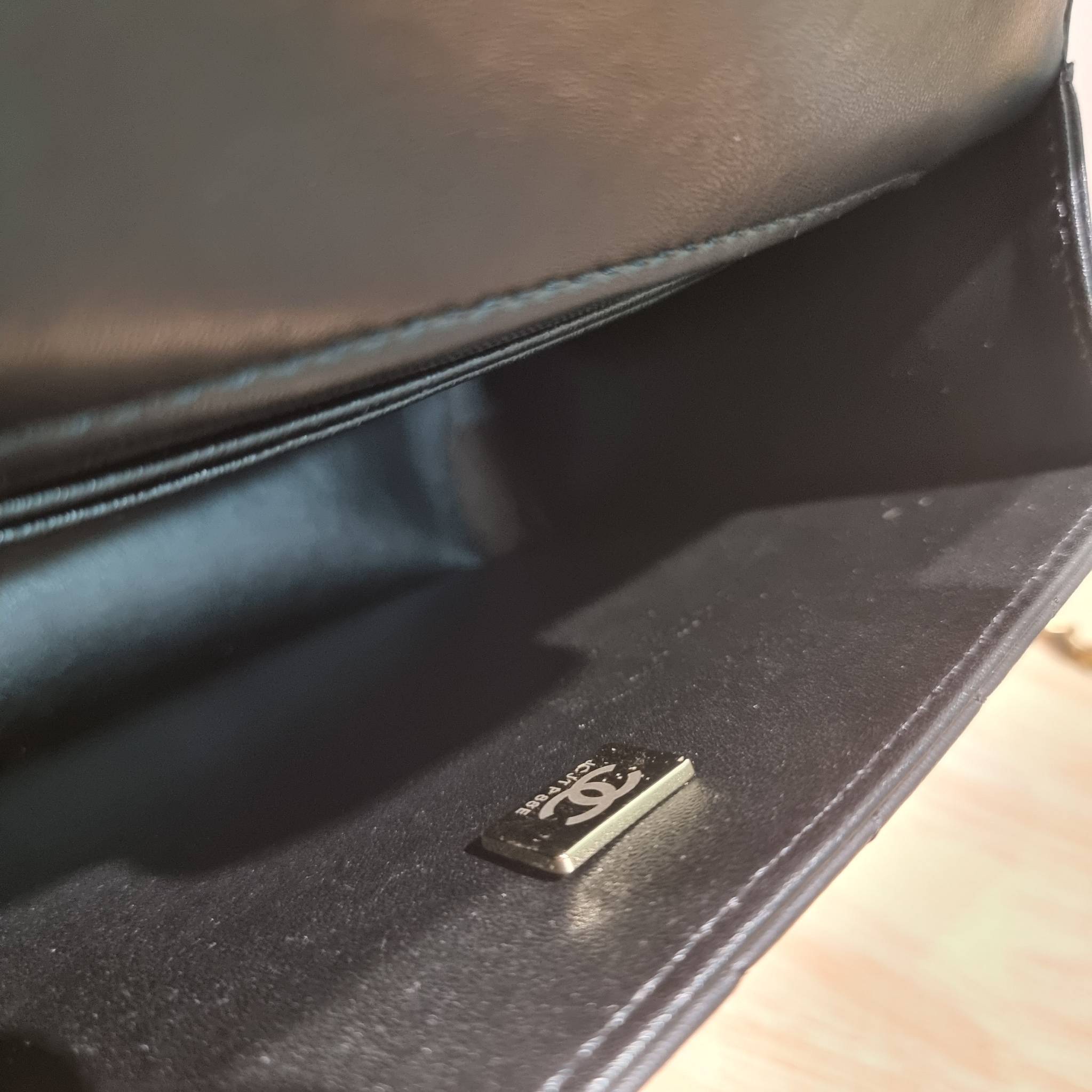 CHANEL flap bag with chain กระเป๋าสะพายสุดหรู สวยดูแพง รูปทรงคลาสสิค ขนาดกำลังพอเหมาะ สายสะพายโซ่ในตัว น้ำหนักเบา และยังมีหูจับในตัว สะดวกต่อการพกพา ตัวกระเป๋าเปิดด้วยกระดุมแม่เหล็ก วัสดุหนังอย่างดี ผิวสัมผัสดี ภายในเป็นช่องโล่ง และยังมีช่องซิปให้ด้วย