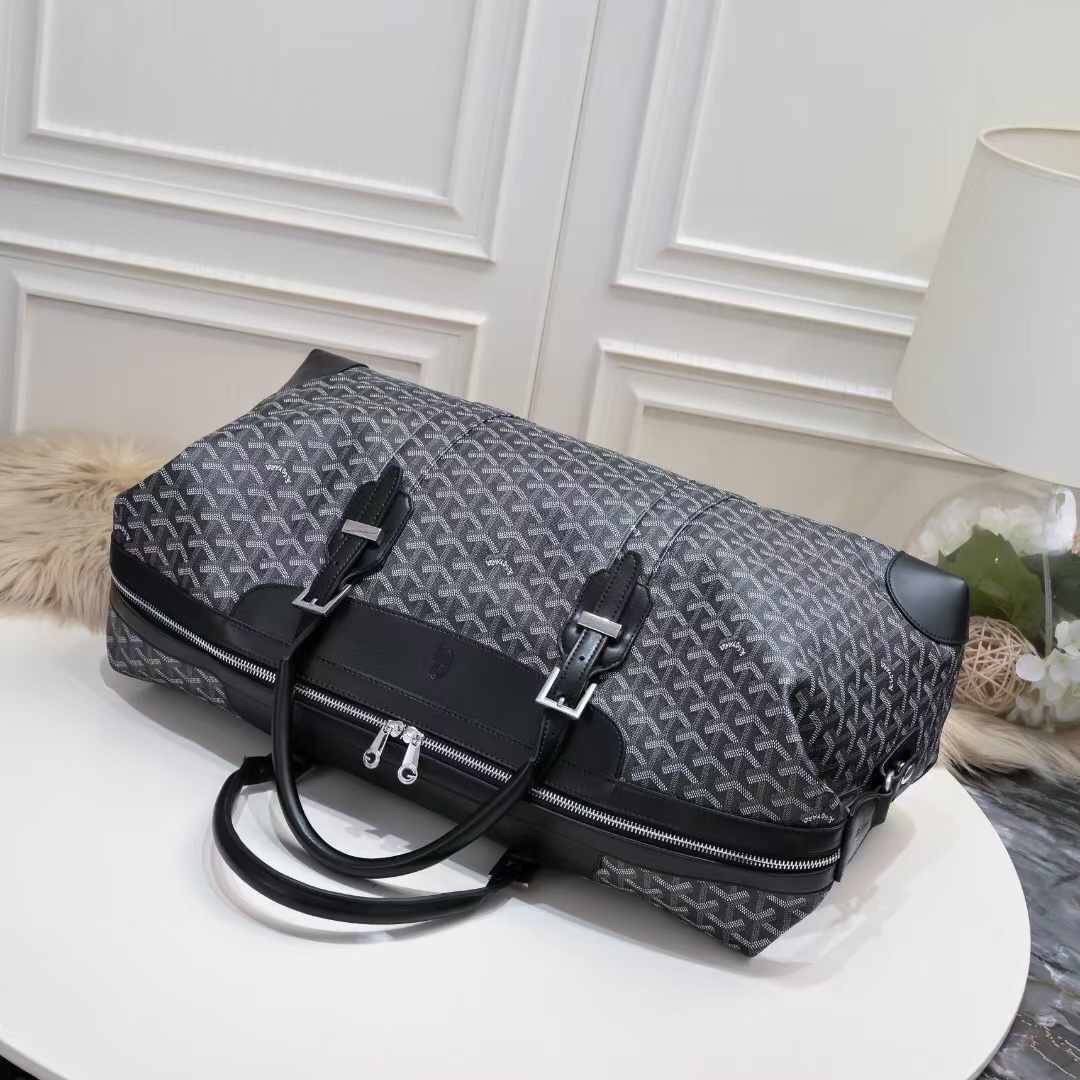 Goyard Boeing Travel 55 Duffle Bag กระเป๋าเดินทางใบใหญ่ ดีไซน์สวยคลาสสิกเป็นเอกลักษณ์ ไอเท็มที่จะทำให้การเดินทางไม่ธรรมดาอีกต่อไป ด้วยดีเทลความเป็นเอกลักษณ์ เรียบแต่หรู ภายในจุของได้เยอะมาก ใหญ่จริง!! ใบนี้คุ้มค่าราคามากๆ