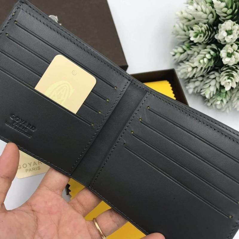 VIP GIFT 】GOYARD Victoire Bifold Wallet กระเป๋าสตางค์ผู้ชายใบสั้น พร้อมส่ง 6 สี พร้อมกล่องสวยหรูน่าใช้มากค่ะ อีกรุ่นที่ยอดขายไม่เคยตก 🤑🤑 ใบจริงดูผู้ดี ดูแพง!! ภายในมีช่องใส่บัตรได้เยอะ ใส่ธนบัตรได้ทุกใบ ห้ามพลาดจร้าา!! ((รุ่นเดินด้ายโทนสีเ