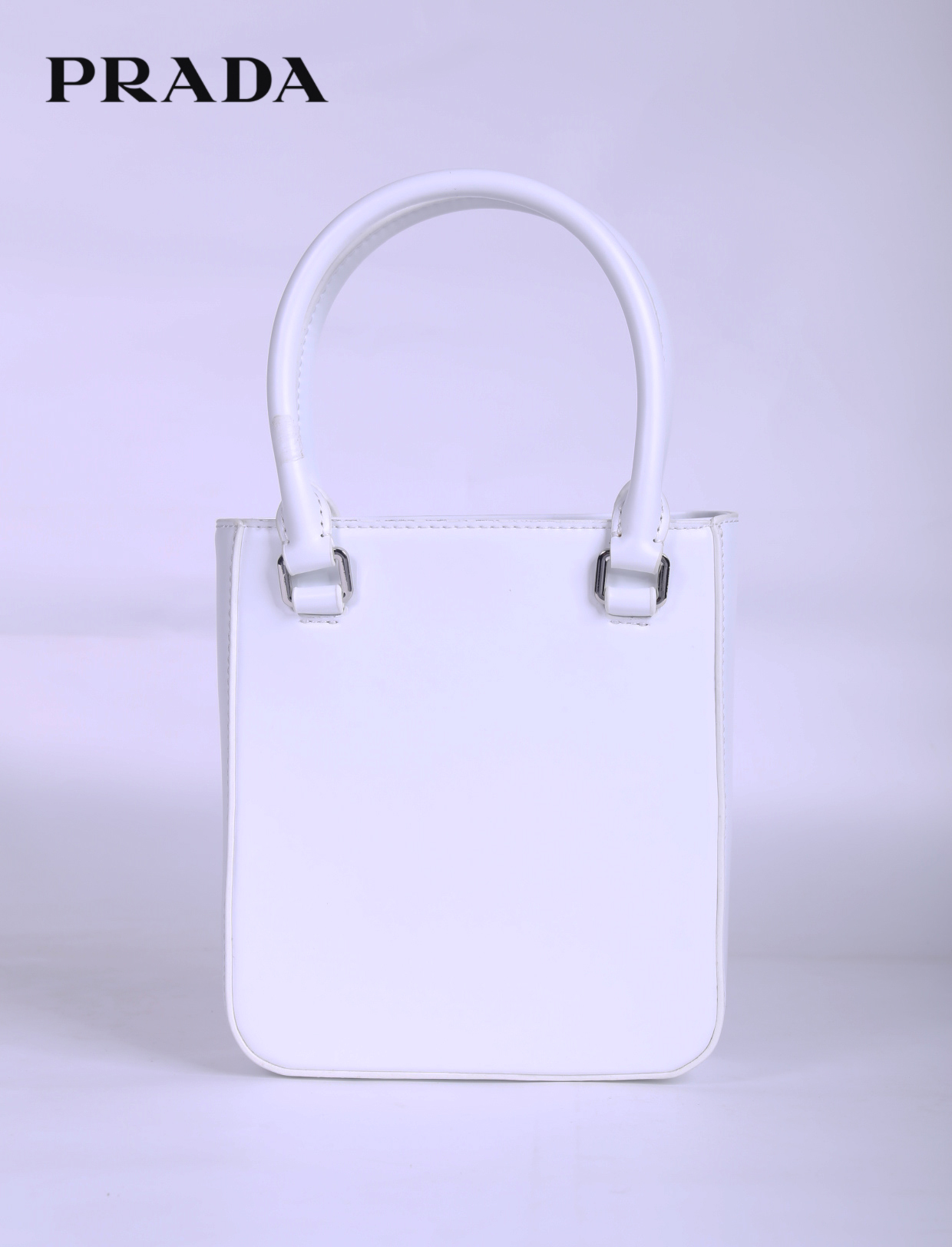 PRADA Small brushed leather tote กระเป๋าTote ขนาดเล็กที่มีดีไซน์ทรงเหลี่ยมโฉบเฉี่ยว วัสดุจากหนังเงาซึ่งเป็นวัสดุที่โดดเด่นของแบรนด์มาตั้งแต่ยุค 90'