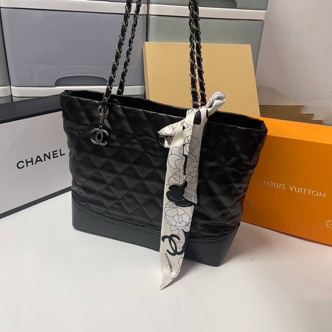 VIP 】CHANEL TOTE BAG กระเป๋าสะพายขนาดกลาง กำลังสวยเลยค่ะ ด้านในใส่ A4 , IPAD ได้สบายม้ากกก จะถือไปออกงานหรือเที่ยวในวันชิลๆก็สวยหรูที่สุดคะ ใส่ของได้หมดครบจบในใบเดียว มีใบเดียวจบ บอกเลยเลิศมากค่ะ