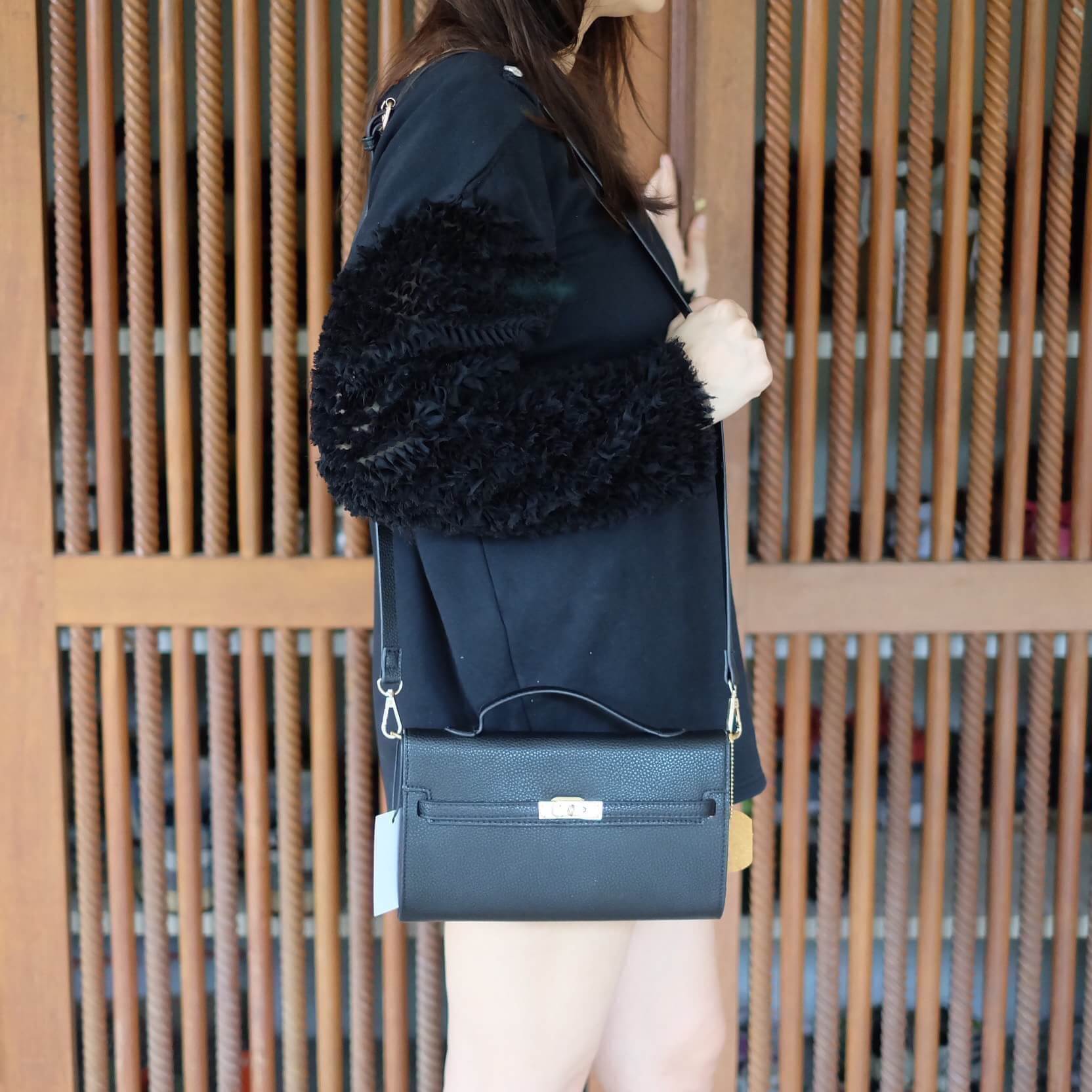 New arrival! KEEP Tina shoulder leather bag กระเป๋าสะพายข้าง หนังสวยผิวสัมผัสคล้ายหนังแท้ ขนาดกะทักรัด ภายในสีแดงมีช่องใส่ของจุกจิกถึง 4 ช่องใหญ่ และช่องใส่บัตรอีก 4 ช่อง สามารถ สะพายข้างหรือ cross body ได้ จุดเด่นน้ำหนักเบา ผิวเนื้อ matte สี classic มากค