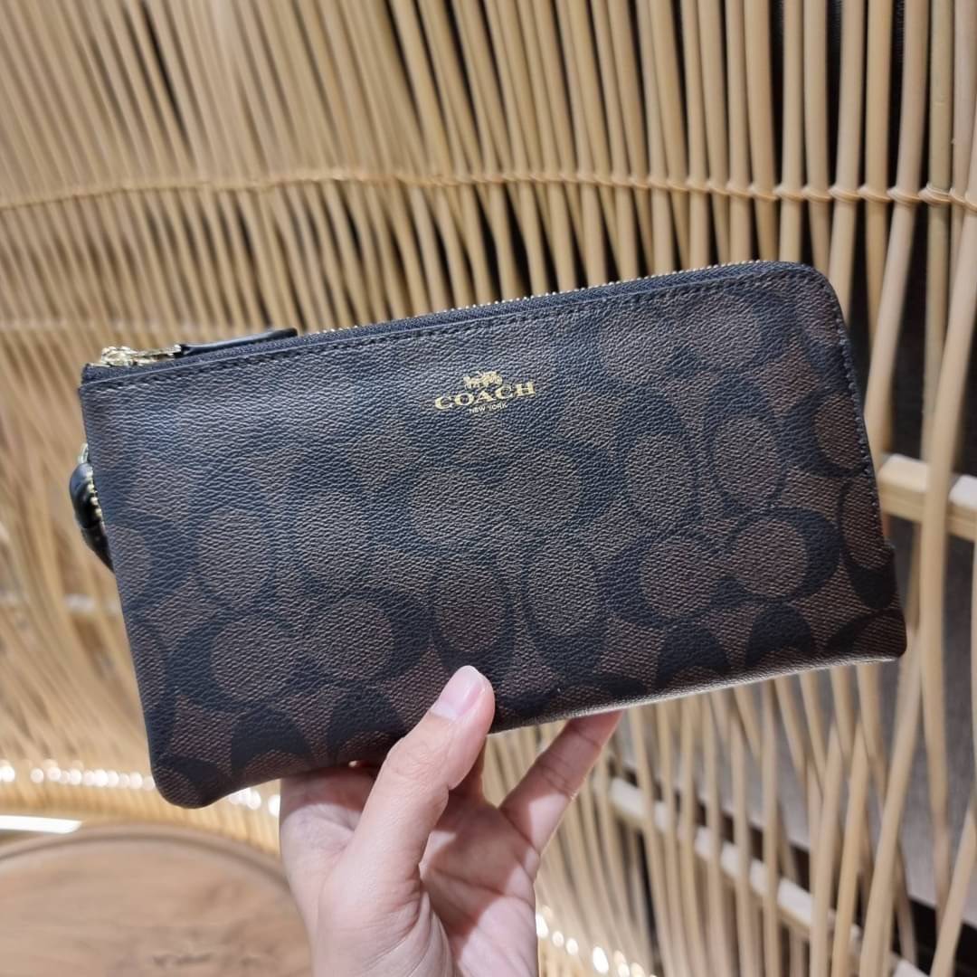 COACH F54057 DOUBLE ZIP WALLET IN SIGNATURE กระเป๋าคล้องมือ size L ใบนี้ใส่มือถือได้ทุกรุ่น ขนาดกำลังดี พกพาสะดวกมากๆ วัสดุหนังสังเคราะห์ ภายในเป็นผ้าสีสวยคม ใส่ธนบัตร ใส่บัตรได้เยอะ ใส่มือถือได้สบายๆทุกรุ่น ตอบโจทย์สาวๆที่ไม่ชอบพกเยอะวุ่นวายจ้า ใบนี้เอาอ