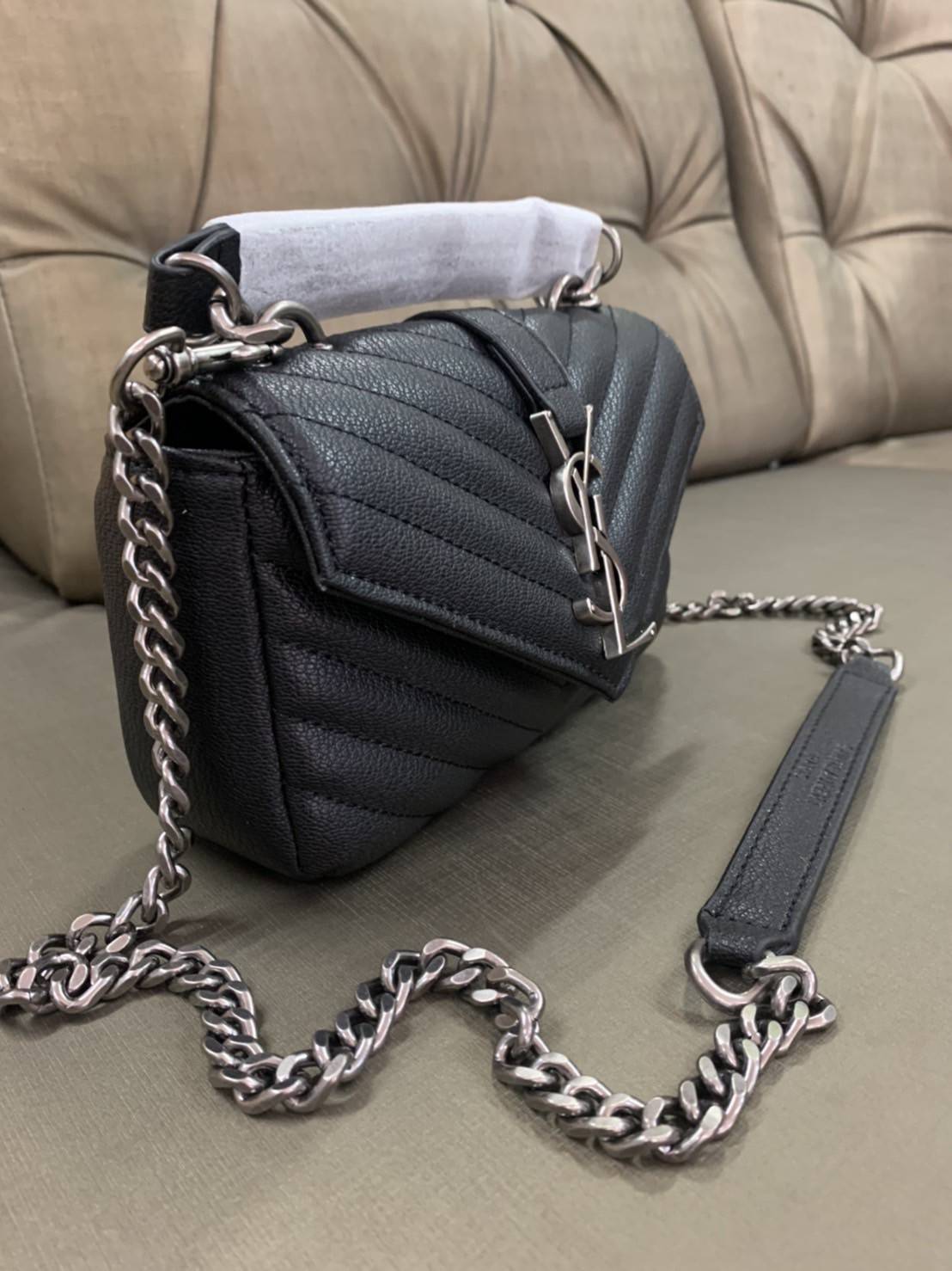 VIP 】SAINT LAURENT CLASSIC BABY COLLEGE MONOGRAM CHAIN BAG IN BLACK MATELASSE LEATHER VIP GIFT WITH PURCHASE (GWP) พรีเมี่ยมกิ้ฟ Limited Edition จาก YSL DUTY FREE COUNTER กระเป๋าสะพายรูปทรงน่ารัก ดีไซต์มาใหม่สำหรับสาวก SAINT LAURENT มีหูจับเกร๋ๆ ที่ด้านบน