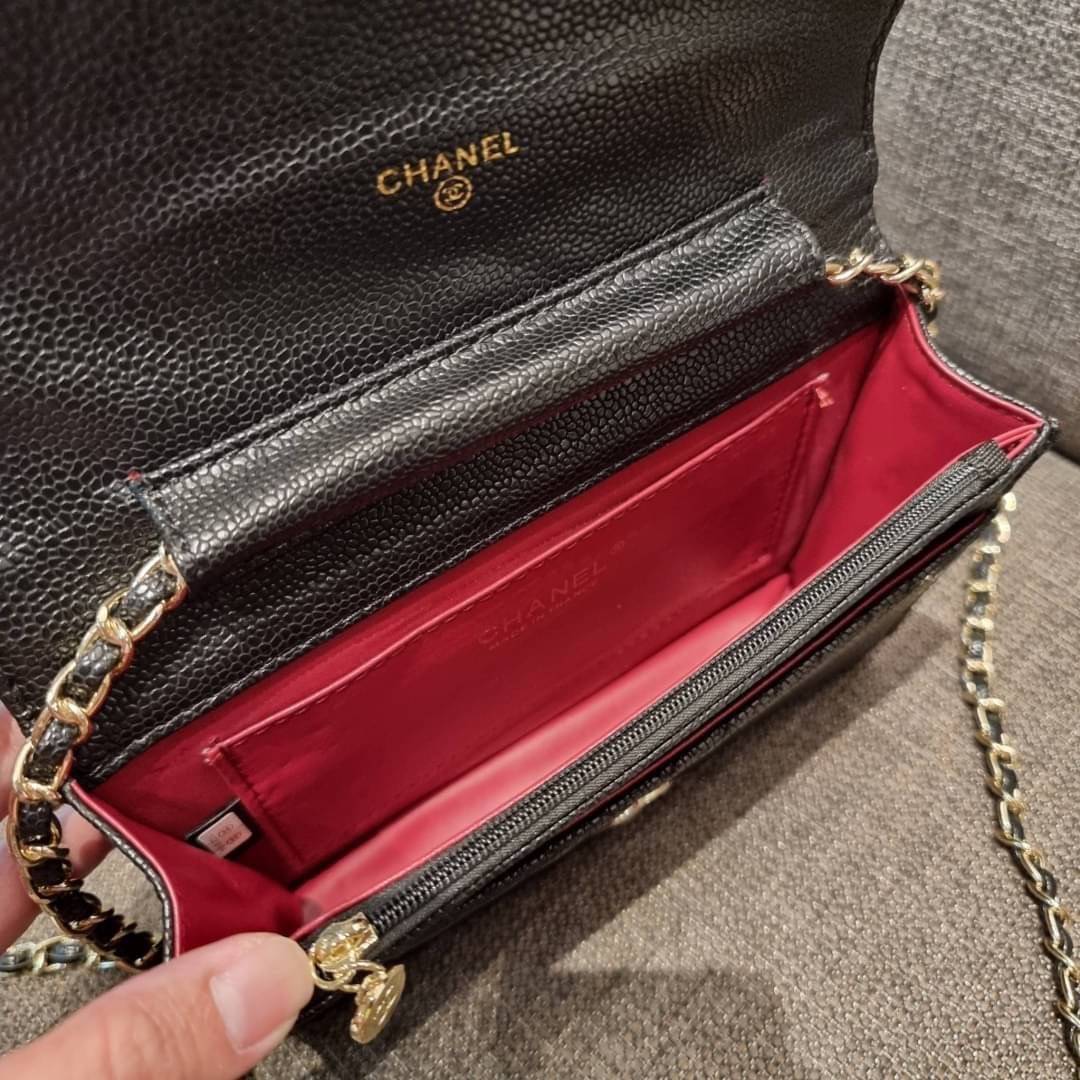 VIP 🥂 CHANEL WOC ลายวียอดฮิต กระเป๋าสะพายข้างหนังลายคาร์เวีย มาพร้อมโซ่สะพายในตัว (ถอดออกไม่ได้) อะไหล่ทองเรียบหรู ดูผู้ดี้ ผู้ดี!! เปิด-ปิดกระเป๋าด้วยกระดุมแม่เหล็ก ภายในกระเป๋าเป็นช่องโล่ง มีช่องแยก 1 ช่อง ช่องซิปกลางอีกช่อง ส่วนด้านหลังก็ยังมีอ