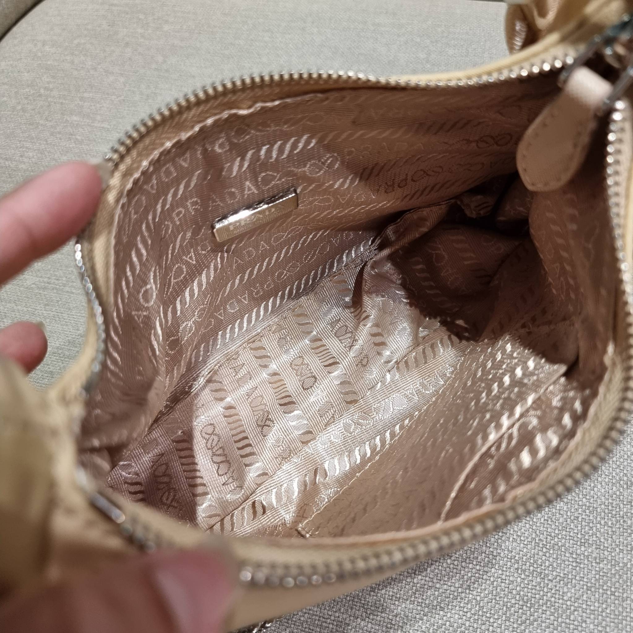 VIP 🥂 PRADA RE-EDITION 2005 RE-NYLON SHOULDER BAG ไอเท็มสุดปัง ที่ฮิตตลอดกาลไม่ว่าจะปีไหนๆ จัดให้ครบทั้งสีขายดีและสีใหม่ล่าสุด ที่สายคุณหนูห้ามพลาด!! กับกระเป๋าสะพายทรงคลาสสิค เหมาะเป็น everyday bag มากๆ วัสดุผ้าไนล่อนคุณภาพ พร้อมใบลูก ไว้ใส่เหรีย