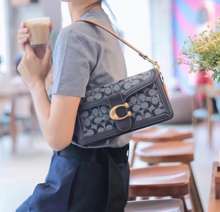 COACH Tabby Shoulder Bag 26 In Signature Chambray กระเป๋าหิ้วได้//คล้องไหล่ได้//สะพายข้างได้ วัสดุผ้าแคนวาสทอลายอย่างดี+หนังแท้ค่ะ เปิดปิดกระเป๋าแบบกระดุมแม่เหล็ก มีอะไหล่แบรนด์ตัวใหญ่ด้านหน้าหรูหราเลยทีเดียว ภายในกระเป๋ามีช่องหลักใส่ของ2ช่อง สามารถใส่กระ