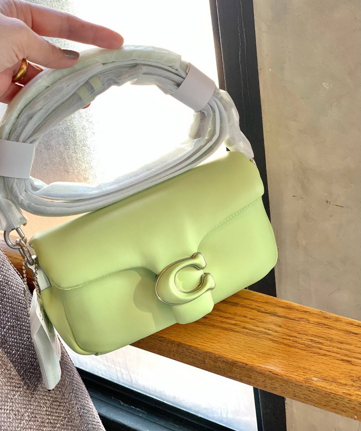 น้องสวยมากก สินค้าจริงสวยกว่าในรูป ไม่จกตาค่ะ! COACH PILLOW TABBY SHOULDER BAG 18 ((C3880)) 📣 พร้อมส่งที่ไทย คุณภาพเกินราคา! กระเป๋าหิ้ว//สะพายแบบครอสบอดี้ร์ 🔺หนัง nappa อย่างดี หนานิ่ม นุ่มมากๆ หลงรักน้องแน่นอน ✔️ใช้โลโก้แบรนด์รุ่น