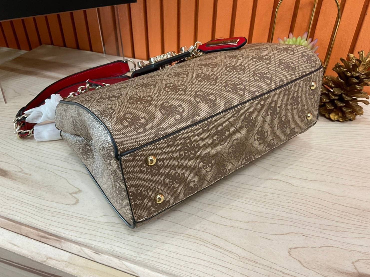 กระเป๋าสะพายไหล่ Guess Logo City Small Society Satchel กระเป๋าสะพายไหล่ ขนาดกำลังดี วัสดุ pu สวยอยู่ทรง มาพร้อมพวงกุญแจน่ารักๆ ถอดออกได้ ด้านหน้าประดับโลโก้แบรนด์ เปิดปิดด้วยซิป มี 2 ช่องหลักใช้งาน ภายในช่องซิปหน้าแยกเป็นสัดส่วนการใช้งาน ซิปช่อง 2 โล่งกว้