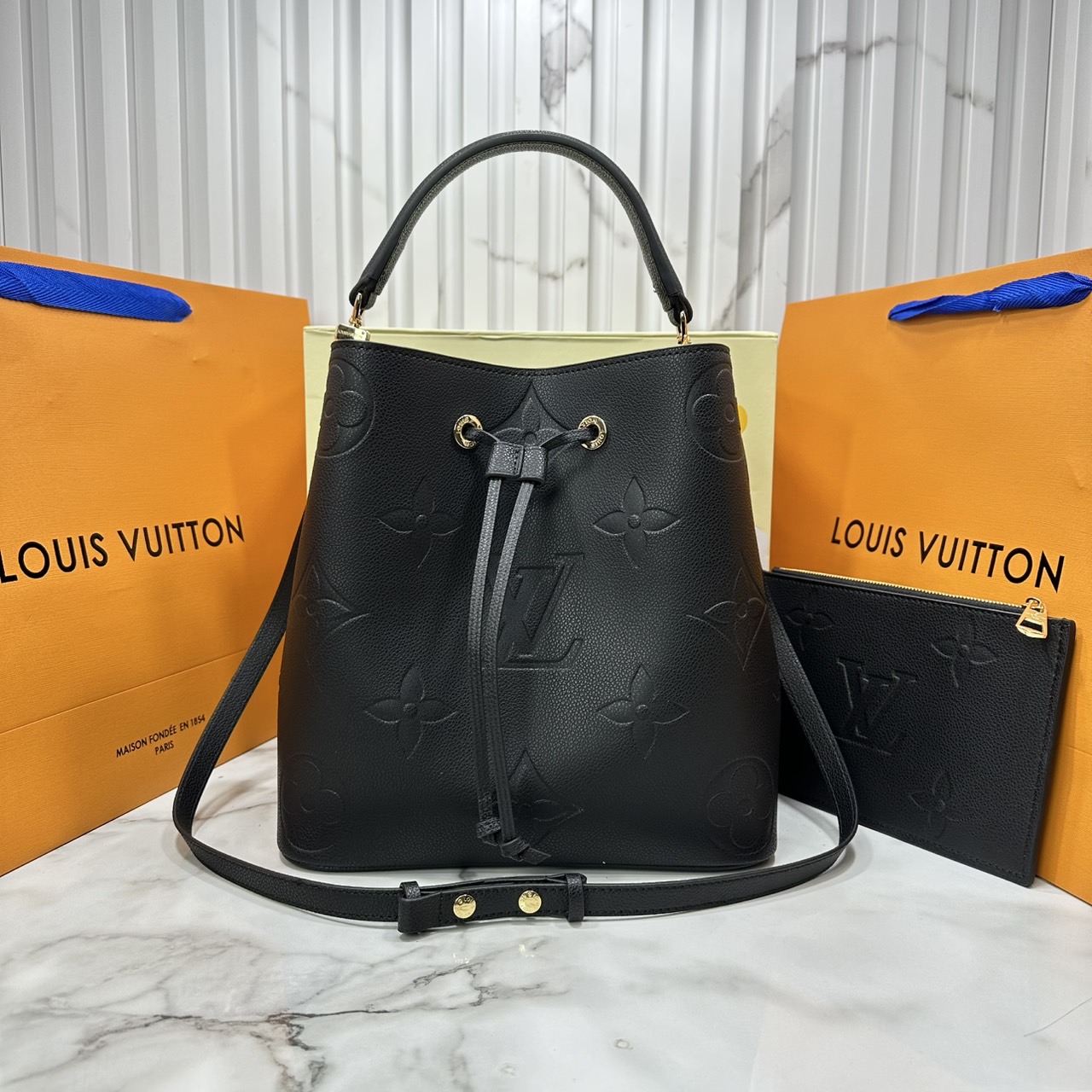 ORI หนังแท้ | LV NeoNoe MM Bucket bag Monogram Flower กระเป๋าสะพายทรงบัคเก็ต เอกลักษณ์ LV และลาย Monogram Flower อันโดดเด่นเพิ่มสไตล์ มีเสน่ห์ชวนหลงใหล