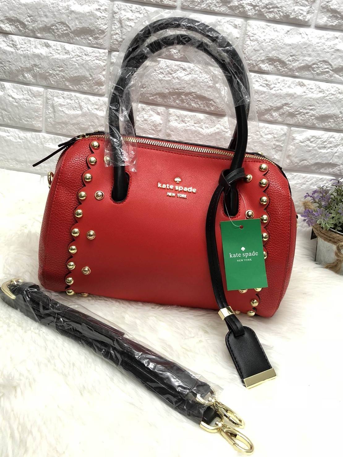 New arrival. Kate spade new york women’s bag 2018 พร้อมส่งรุ่นใหม่ล่าสุด กระเป๋าถือหรือสะพายข้างทรงหมอน มีมาให้เลือกถึง 4 ลาย ด้านหน้าติดโลหะโลโก้แบรนด์ตัวใหญ่ อะไหล่ทอง เปิดปิดกระเป๋าแบบซิป ภายในโล่ง กว้าง ใส่ของจุ มีช่องซิปหนึ่งช่อง ช่องเล็กสองช่อง ด้าน