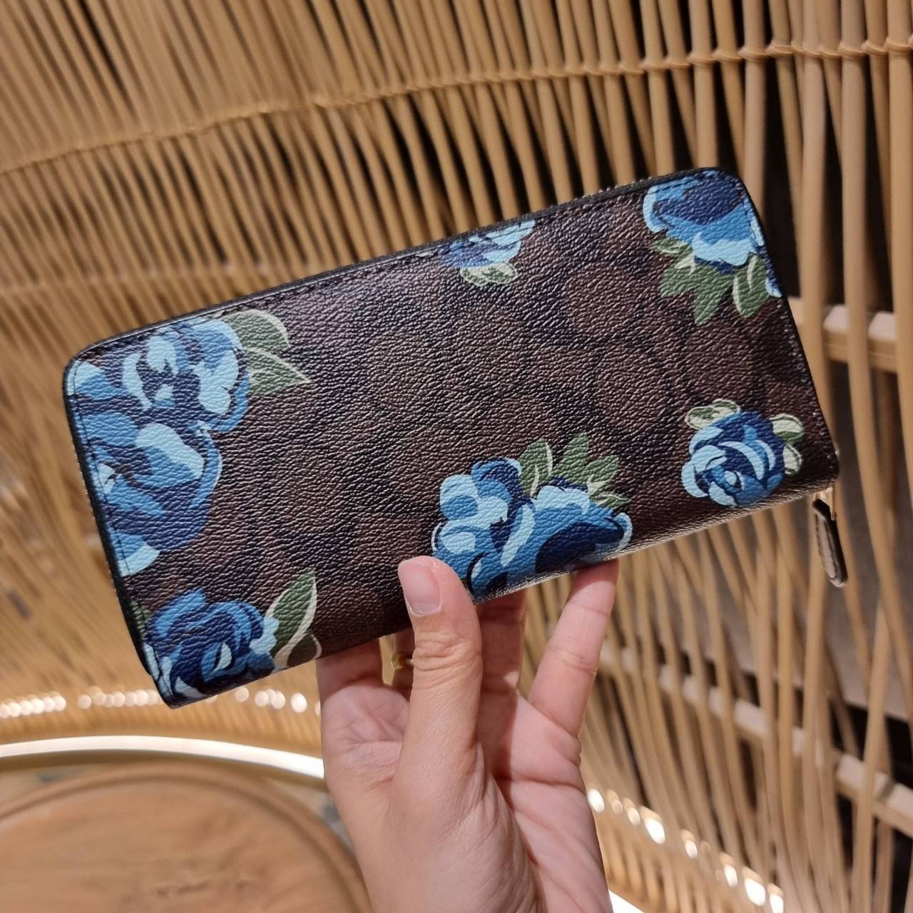 COACH ACCORDION ZIP WALLET IN SIGNATURE CANVAS WITH PRAIRIE ROSE / JUMBO FLORAL / CAMO ROSE FLORAL / MEDLEY BOUQUET PRINT ((F31572/F39189/F26290/F2859)) สวยคลาสสิคไม่มีใครเกิน!! กระเป๋าสตางค์ใบยาว ลวดลายสวย สีสันโดดเด่น วัสดุหนังแคนวาสเคลือบ เปิด-ปิดด้วยซ