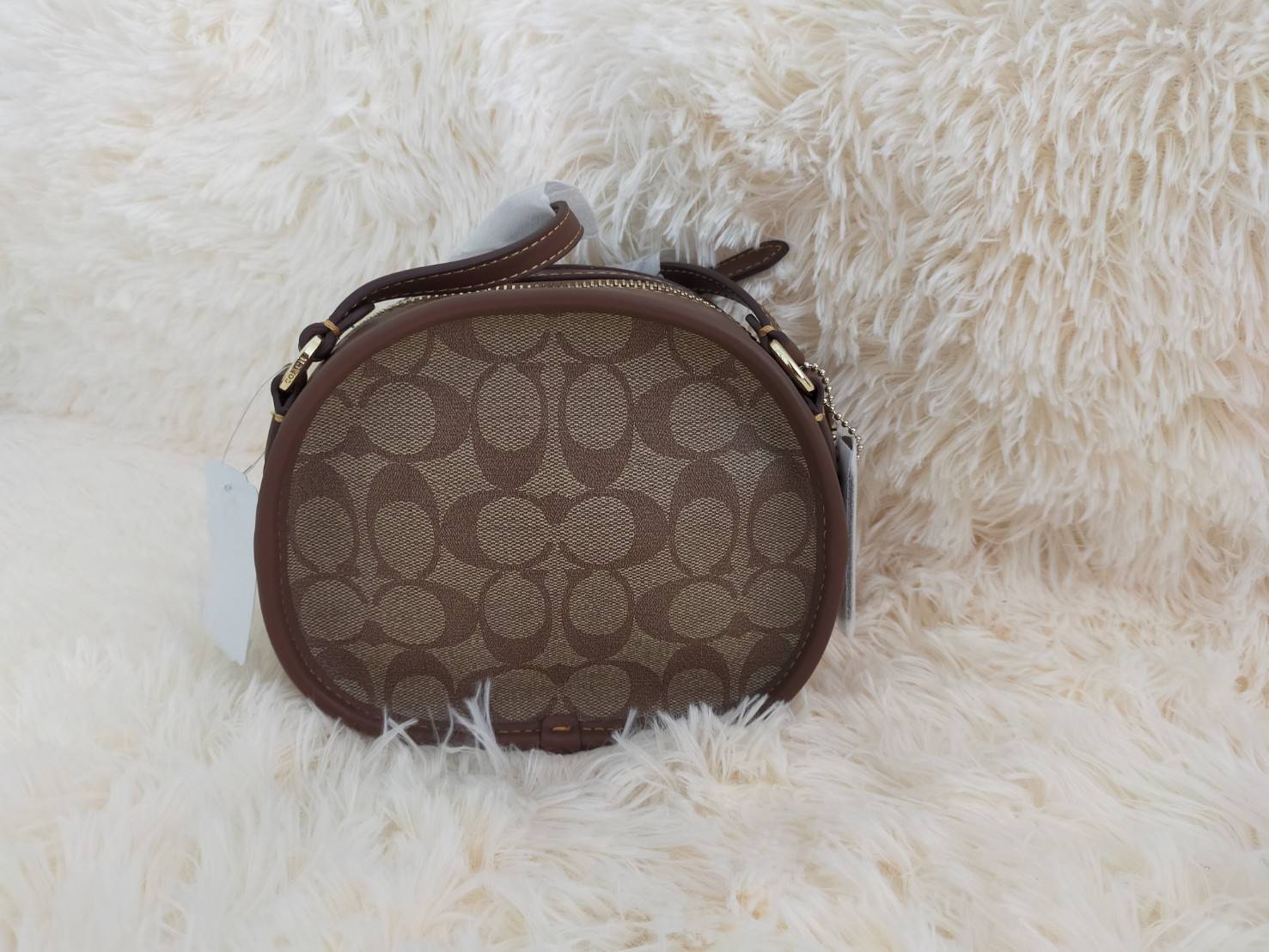 COACH KEITH HARING CANTEEN CROSSBODY IN SIGNATURE CANVAS WITH PATCHES F48730 กระเป๋าทรงกลมสุดเก๋ ไม่เหมือนใคร ตกแต่งลายให้มรความน่ารัก โดดเด่นขึ้นมา สะพายไปไหนก็สวยไม่เหมือนใคร ภายในกว้าง ใส่ของได้เยอะ กระเป๋าเปิดปิดด้วยซิป ใครย้งไม่มี รีบจับ รีบจองกันเลย