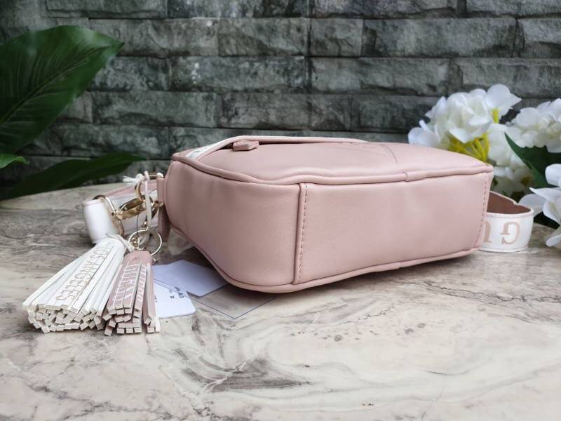 GUESS Factory Women's Gesabel Gym Crossbody กระเป๋าสะพายทรงน่ารัก จาก GUESS วัสดุหนัง pu หนังนิ่มสวย ตั้งอยู่ทรงขนาดกำลังดี น้ำหนักเบา ด้านหน้าปั้มโลโก้แบรนด์ อะไหล่ทอง เปิดปิดด้วยซิปสะดวกใช้ ด้านหน้ามีช่องซิป 1 ช่องใช้งานได้จริง ภาในมีช่องซิป และช่อ