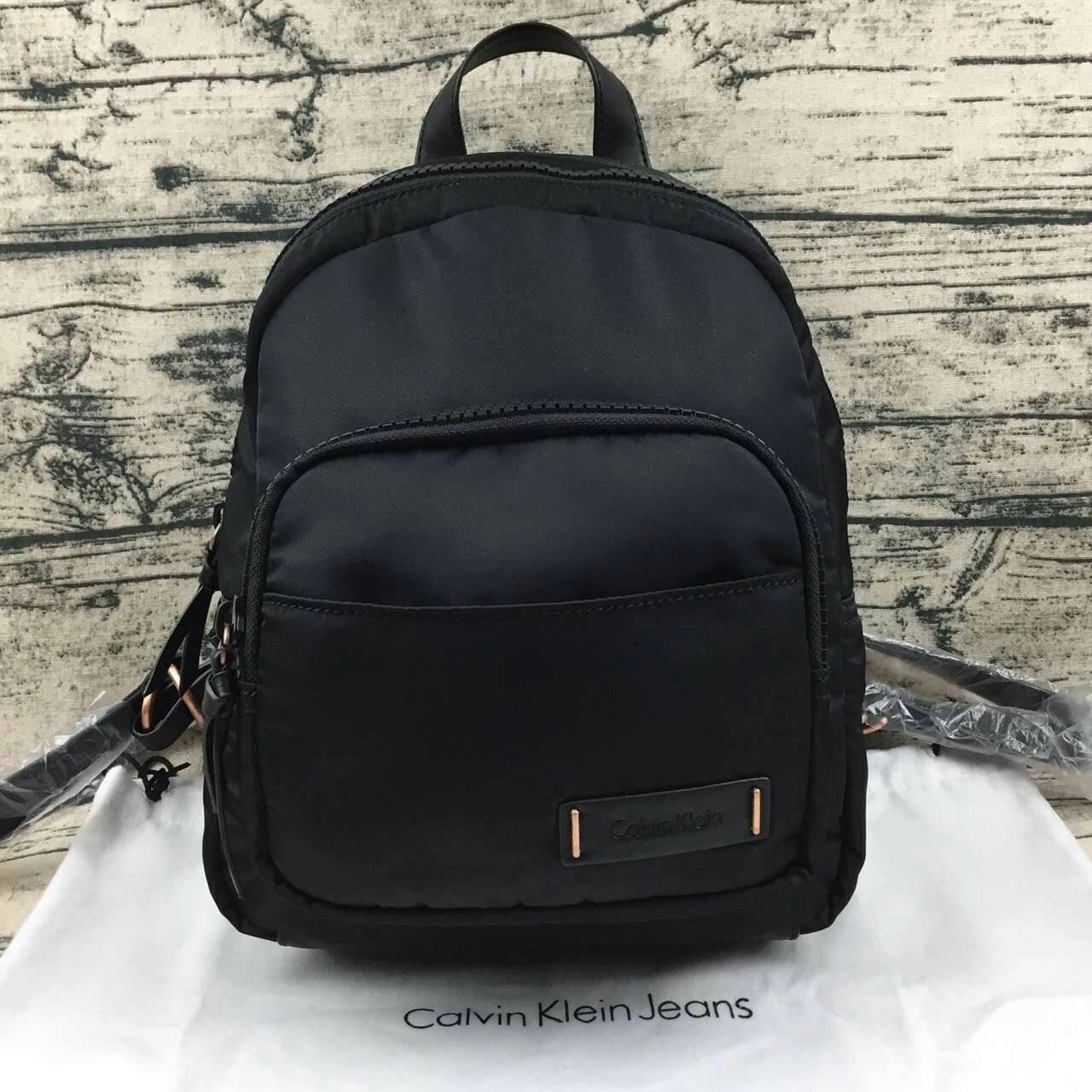 Calvin Klein Nylon Mini Backpack - New arrival !!! กระเป๋าสะพายหลัง วัสดุ nylon คุณภาพดี เนื้อผ้าลื่นแวว - ด้านหน้าติดโลโก้แบรนด์ มีช่องใส่ของจุกจิก 2 ช่อง - เปิดปิดกระเป๋าด้วยซิปคู่ ที่จับเป็นหนัง ช่องหลักภายใน โล่งกว้าง จุได้เยอะค่ะ