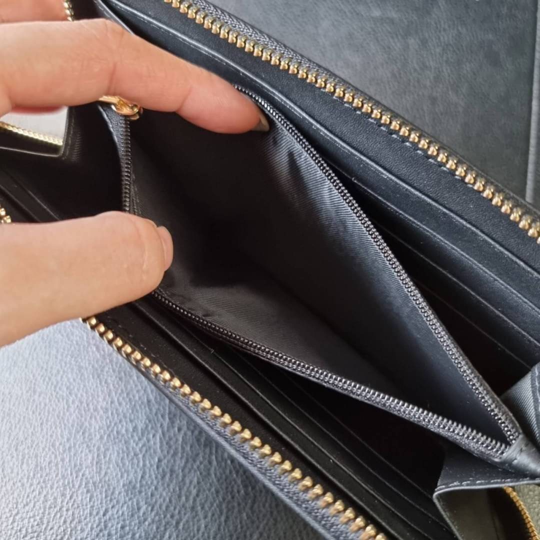 COACH F54630 ACCORDION ZIP WALLET IN SIGNATURE COATED CANVAS WITH LEATHER STRIPE กระเป๋าสตางค์ใบยาวรุ่นคลาสสิค คัดสีขายดีมาให้กันเลยจ้า ♥️ วัสดุหนังแคนวาสเคลือบลาย เปิด-ปิดด้วยซิปรอบ รูดใช้งานง่าย ใส่บัตรได้ มีช่องซิปใส่เหรียญ ใส่มือถือได้ พกใบนี้ใ