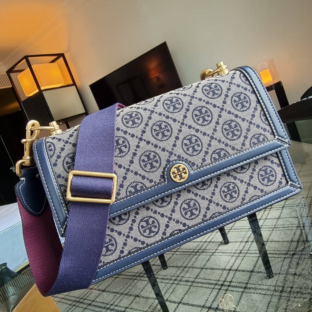 Tory burch t monogram jacquard shoulder bag คอลเลคชั่น T Monogram สำหรับคอลเลคชั่นฤดูใบไม้ผลิ 2021 เราสร้างสรรค์ลายโมโนแกรมที่ได้รับแรงบันดาลใจมาจากลวดลายการถักทอผ้าห่มของชาว Pennsylvania Dutch แบบดั้งเดิม เป็นการเฉลิมฉลองโลโก้สุดไอคอนนิคของแบรนด์ โดดเด่น