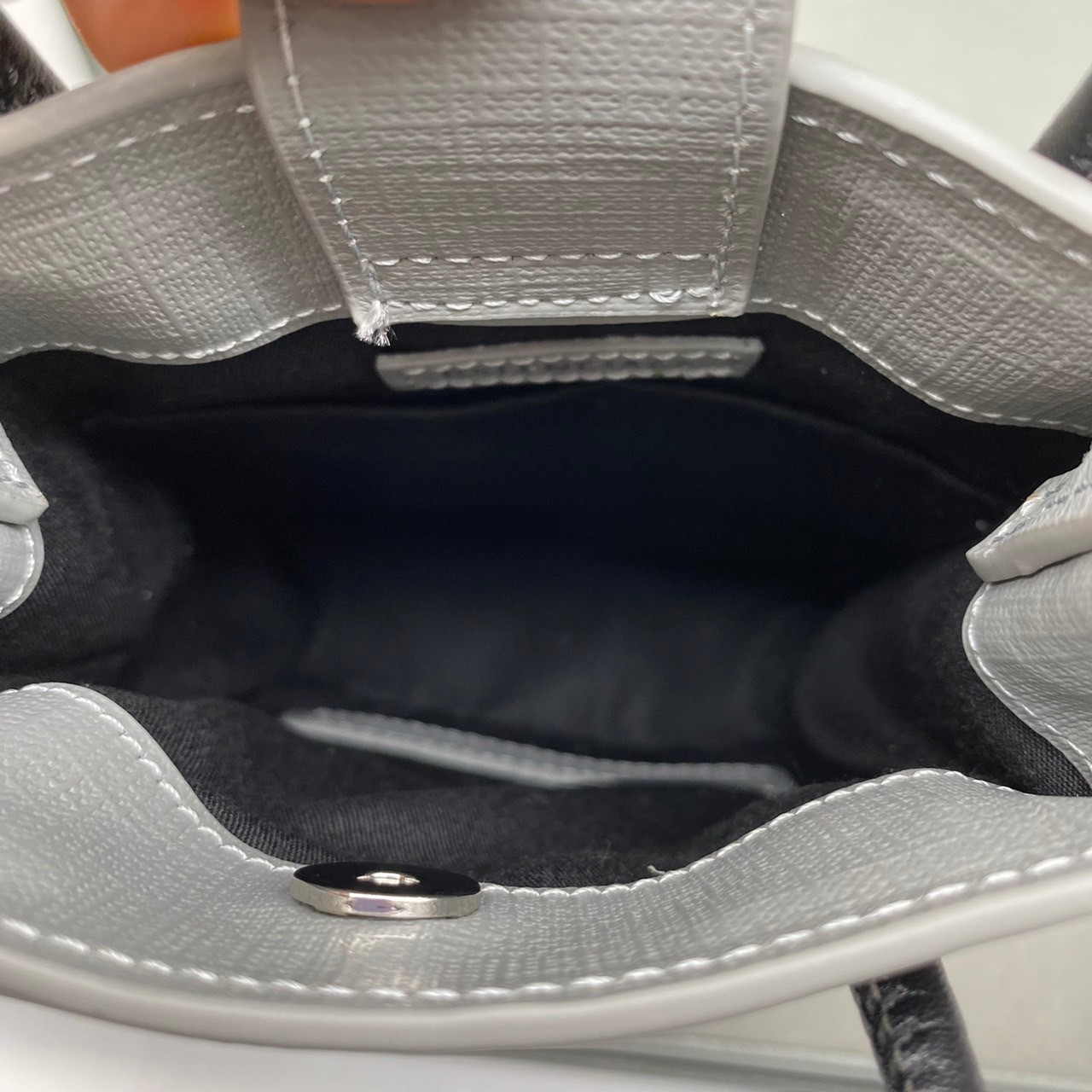 หนังแท้ BALENCIAGA Shopping Phone Pouch leather tote พกกระเป๋าช้อปปิ้งขนาดมินิ ไปทุกที่ในฤดูกาลนี้ ดีไซน์ที่ใช้ได้ทุกวันตั้งแต่หนังแบบมีเท็กซ์เจอร์ ภาพสินค้าถ่ายจากงานขายจริง ใช้งานต่างประเทศได้