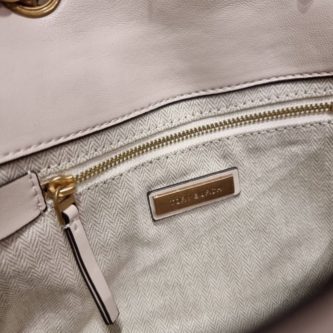 TORY BURCH KIRA CHEVRON CONVERTIBLE SHOULDER BAG (SMALL / MEDIUM) กระเป๋าสะพายรุ่นยอดฮิต ไซส์คลาสสิค ที่ใช้ยังไงก็ดูหรู ดีไซน์เฉพาะตัว วัสดุหนังแกะ สัมผัสนิ่ม เปิด-ปิดด้วยกระดุมแม่เหล็ก ภายในเป็นช่องโล่ง ใส่กระเป๋าสตางค์ มือถือ เครื่องสำอางค์ พาวเวอร์แบงค