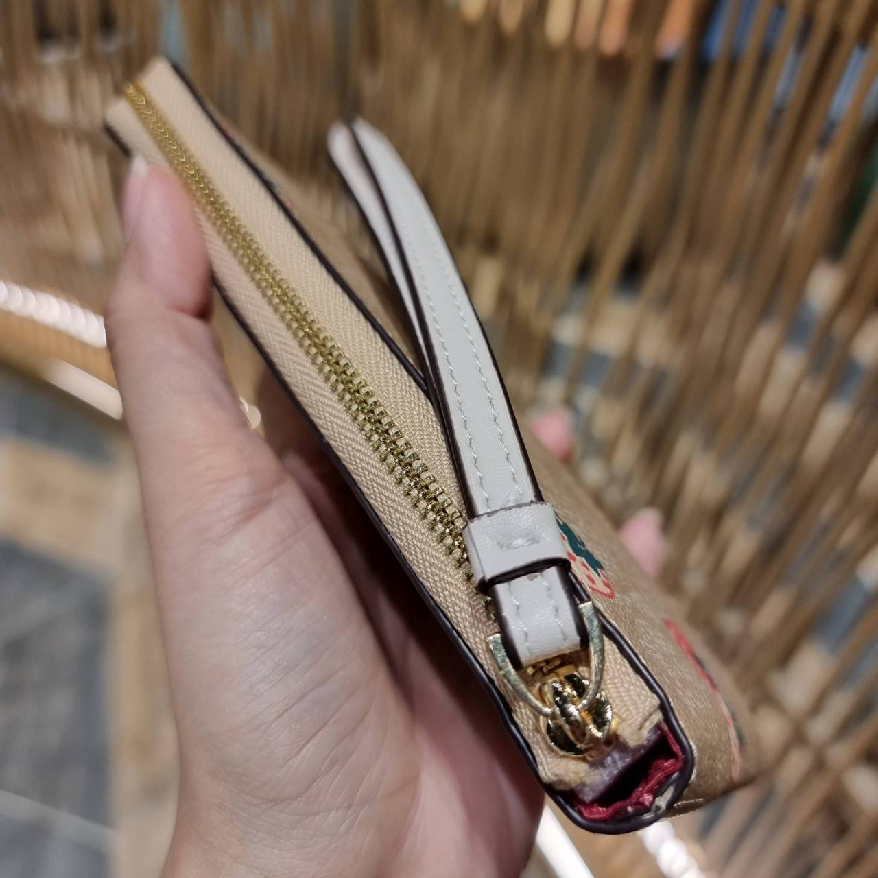 COACH 2972 CORNER ZIP WRISTLET IN SIGNATURE CANVAS WITH BUTTERFLY PRINT มาแล้วจ้า ไอเท็มสุดปัง!! ฮิตไม่เลิก!! พร้อมลวดลายสุดคิ้วท์ น่ารักน่าใช้ขึ้นไปอีก กระเป๋าคล้องมือ ขนาดเหมาะพกพา วัสดุหนังแคนวาส ภายในเป็นช่องโล่ง ใส่ธนบัตร หรือใส่บัตร ใส่เหรียญ ได้หมด