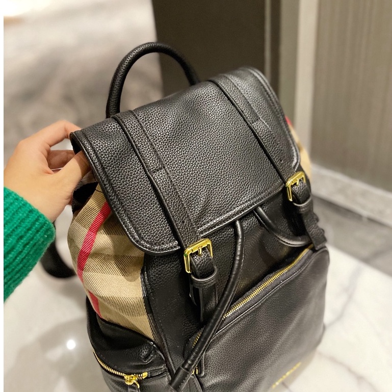 BURBERRY Rucksack Military Backpack / BURBERRY FRAGRANCES VINTAGE 2WAYS RUCKSACK BACKPACK / BURBERRY BACKPACK กระเป๋าเป้ ลาย Vintage Signature สวยคลาสสิค ภายในโล่งกว้างและช่องใส่มือถือสามารถใส่มือถือกระเป๋าสตางค์ของใช้ได้เยอะ หูจับหนัง เป็นเป้ก็ดูดีไอเท็ม
