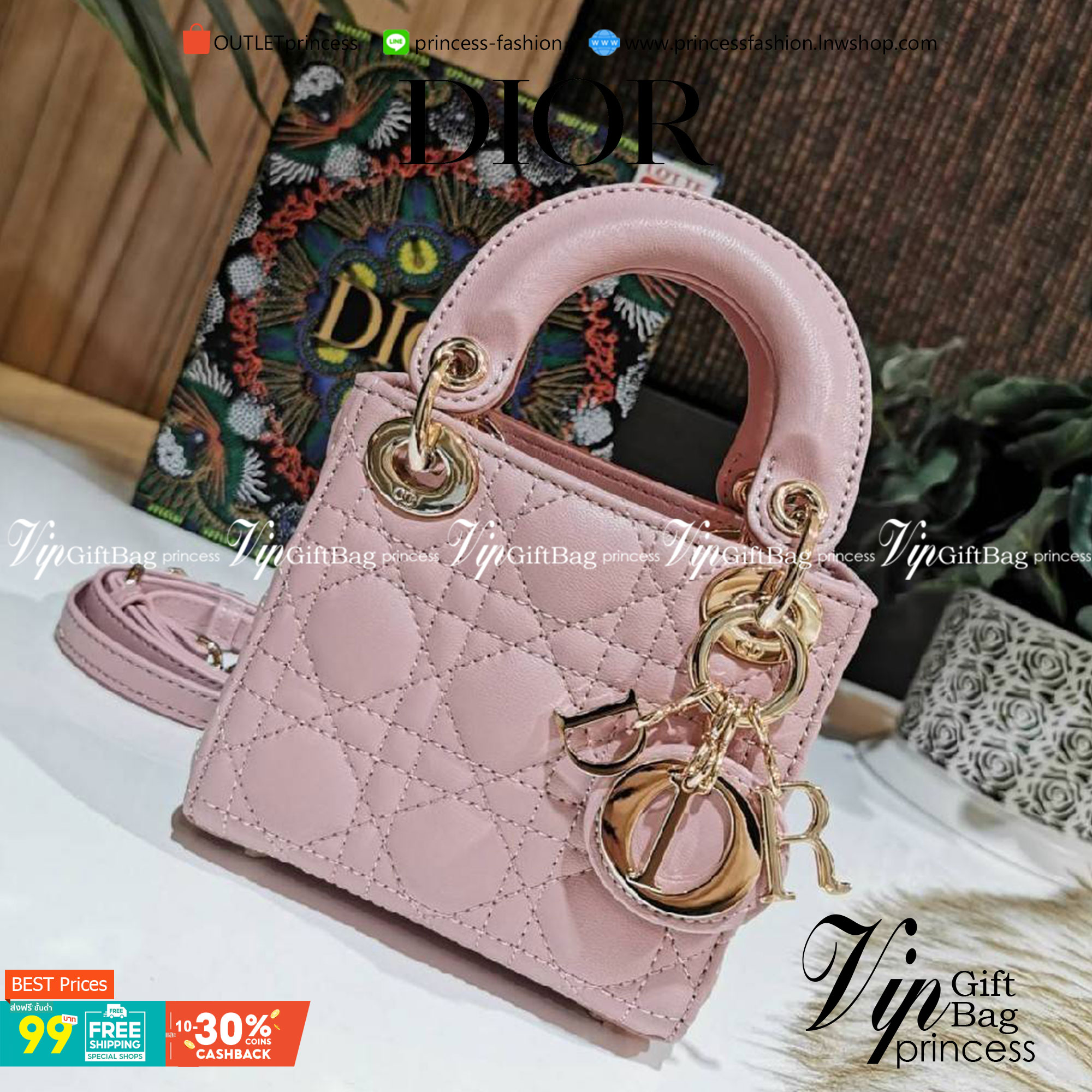 VIP 】CHRISTIAN DIOR MINI BAG VIP GIFT วัสดุหนังแท้ Calfskin ทรงเหลี่ยมหนังสวยหรูอยู่ทรงขึ้นลายเอกลักษณ์แบรนด์ ประดับTAGห้อยโลโก้แบรนด์อะไหล่ทองด้านหน้า เปิดปิดด้วยฝาปิด ภายในโล่งมีโลโก้สามารถใส่มือถือของจุกจิกได้ หูจับถนัดมือ สายสะพายหนังยาวถอดได้ปรับระดั