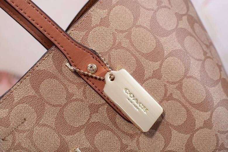 รุ่นยอดนิยม COACH TOWNTOTE IN SIGNATURE CANVAS F76636 กลับใช้ได้ทั้งสองด้าน ใบขนาดใหญ่จุใจ ใส่ของได้เยอะมากกก เป็นรุ่นที่สวยตลอดกาล ควรมีติดตู้ไว้เลยค่าา