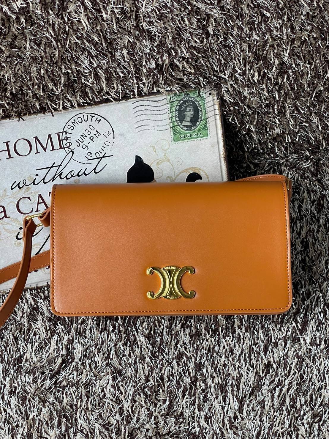 CELINE TRAPEZE TRIOMPHE BAG ดีไซน์เรียบหรู Timeless โดดเด่นมีเอกลักษณ์ ใช้ได้หลายโอกาส แมทช์กับการแต่งตัวง่าย จึงครองใจสาว ๆ ได้ไม่ยาก โดยเป็นกระเป๋าสะพายไหล่ที่อัดแน่นด้วยกลิ่นอายความคลาสสิกและหรูหราตามแบบฉบับของ Celine ด้านหน้าตกแต่งด้วยโลโก้สีทองโดดเด่