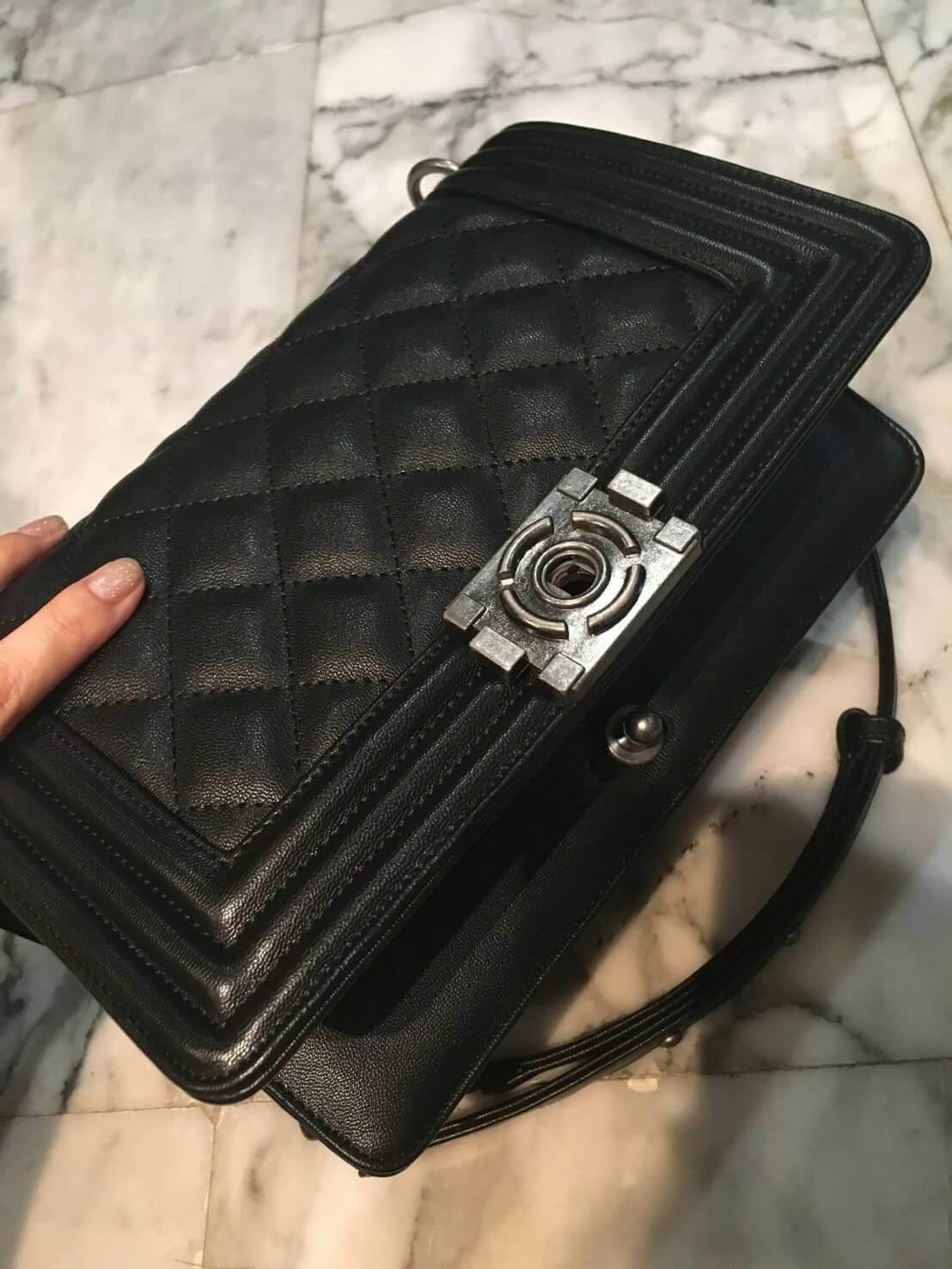 ทางร้าน ได้กระเป๋า จากแบรนด์ KEEP ทรงเดียวกับ Chanel boy เลย รุ่น KEEP shoulder Luxury Quited bag สวย หรู เท่ มากๆ เลยน๊า กระเป๋าอยู่ทรง #หนังแกะสังเคราะห์นิ่มตึงสวยมากคะ สายโซ่ มีที่รองไหล่ สะพายสบายคะ สายปรับ สั้น ยาวได้คะ #ใบจริงสวยมาก เข้ากับชุดได้ง่า