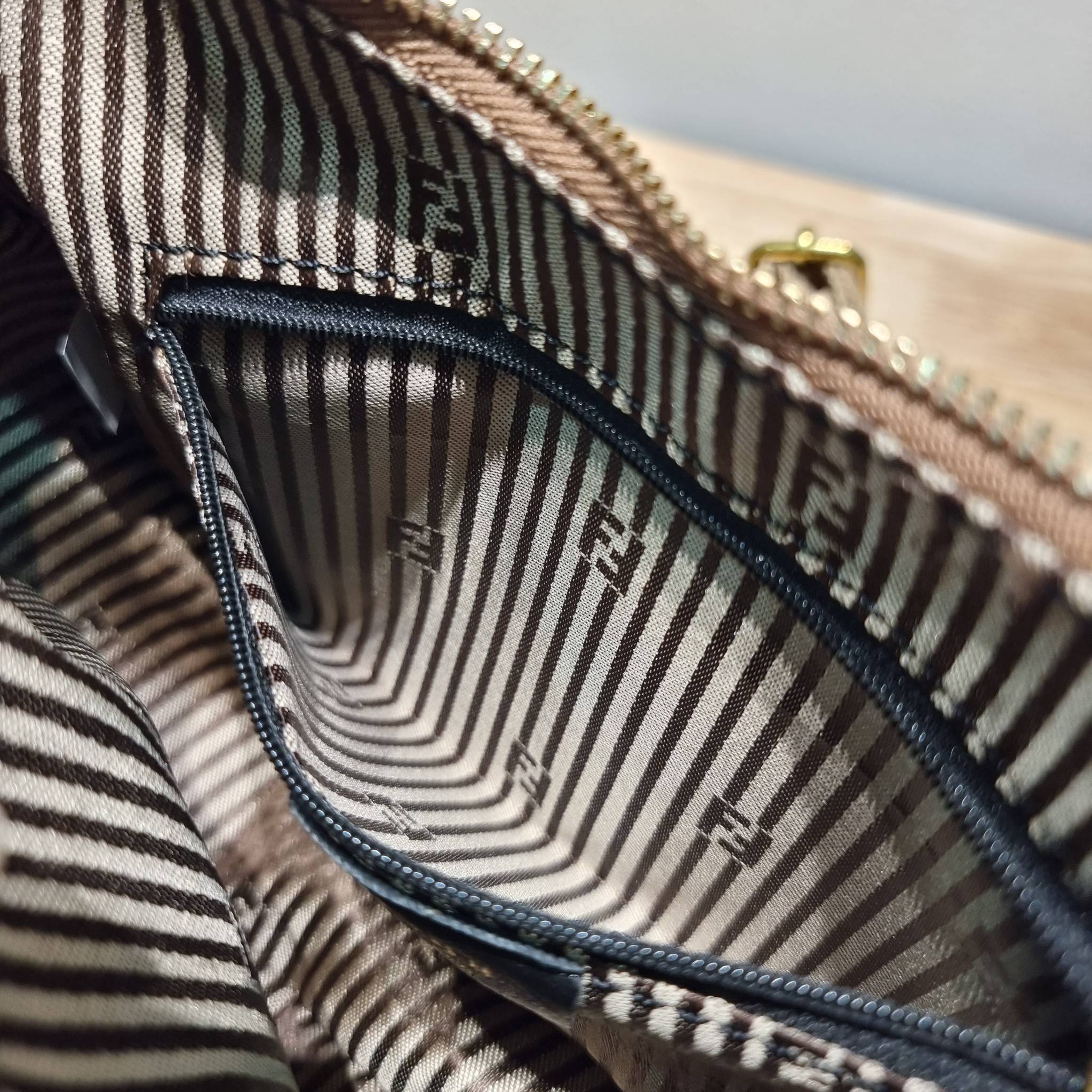 Fendigraphy Small FF fabric bag / FENDI HOBO / FENDI MONOGRAM CROSSBODY HOBO BAG กระเป๋าสะพายข้างใหม่ล่าสุด ดีไซน์ลวดลายรอบใบ มี texture โดดเด่นน่าใช้ ดูหรูและคลาสสิคในตัว