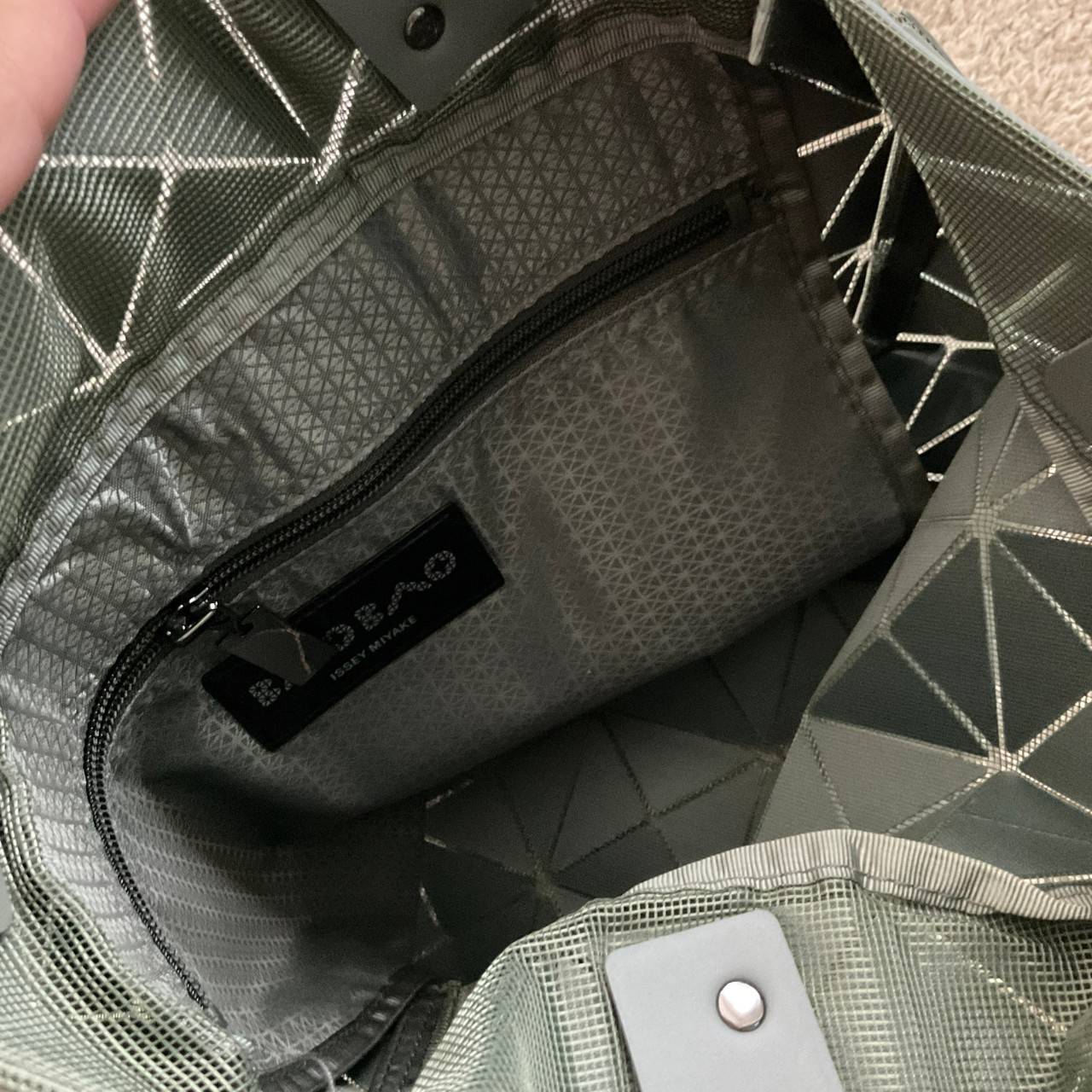 BAO BAO ISSEY MIYAKE LUCENT ONE-TONE กระเป๋าสะพายไหล่ ทรงโท้ท ใบใหญ่สวยมาก ปรับได้หลายทรงตามเอกลักษณ์เฉพาะของแบรนด์นี้ วัสดุ 100% POLYESTER PARTLY: SYMYHETIC LEATHER ด้านในใส่ของได้เยอะมาก ใส่ไอแพด สมุดโน้ตได้สบายเลย วัยทำงานหรือวัยนักศึกษา อย่างน้อยต้องม