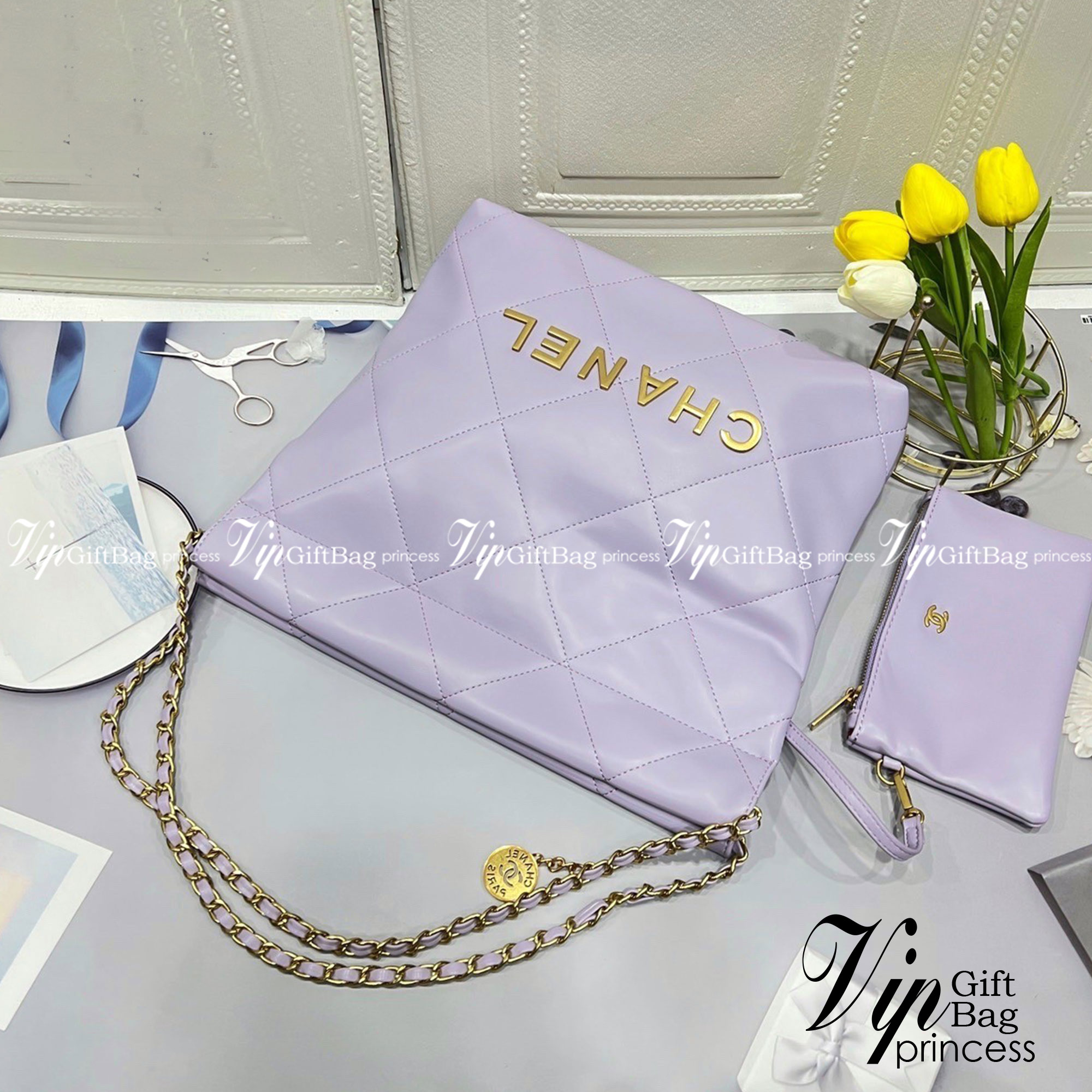 Chanel ss22 Logo CC shopping tote / Chanel 22 handbag 12" มาแรงที่สุดในตอนนี้ก็คือรุ่นนี้เลย ใช้งานง่ายรุ่นนี้สามารถใช้ได้ทั้งผู้หญิงและผู้ชายน้า เกินต้านที่สุดกับไอเท็มนี้ ที่สาวๆหรือใครๆก็ต้องมีแล้ว!! แค่เห็นก็หลงรัก กระเป๋าทรงสวย ดีเทลเรียบแต่มีคว