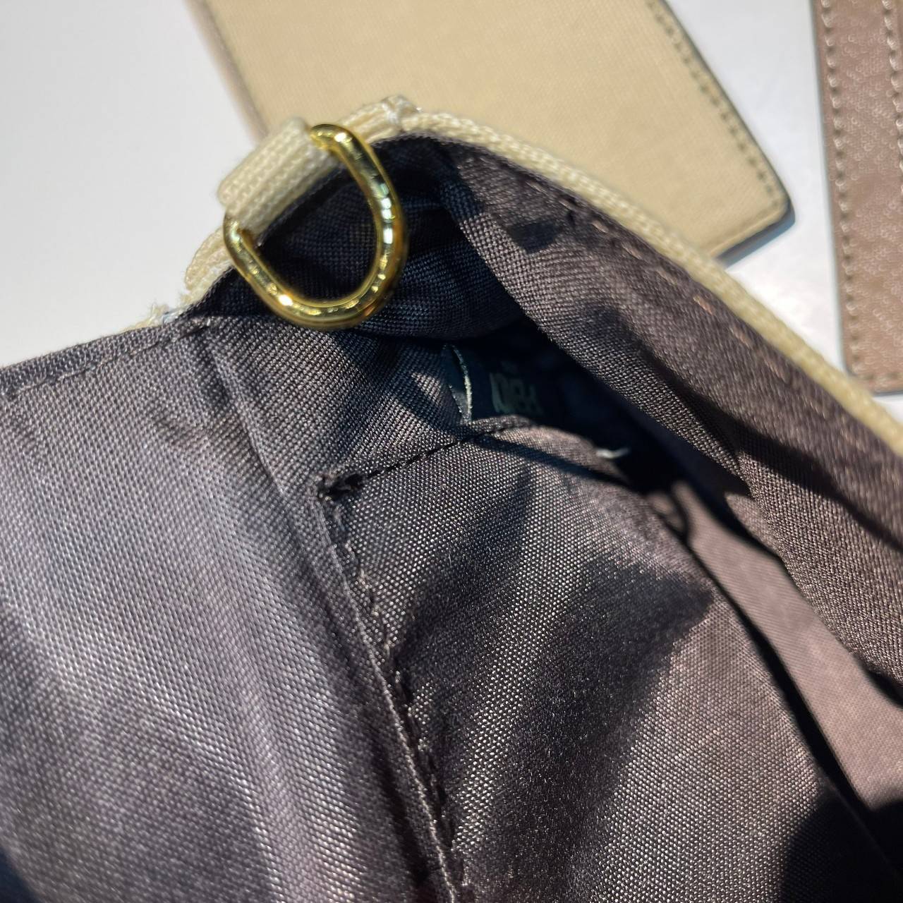 หนังแท้ Fendi Wallet On Chain With Pouches leather mini-bag กระเป๋าสะพายข้างทรงเหลี่ยมตกแต่งด้วยโลโก้ Fendi กระดุมแป๊ก มาพร้อมกระเป๋าด้านในแบบถอดได้ถึง 2ใบ สุดคุ้ม พร้อมสายโซ่และสายสปอร์ตถอดออกได้ ไอเท็มนี้ไม่ควรพลาดเลยค่าา