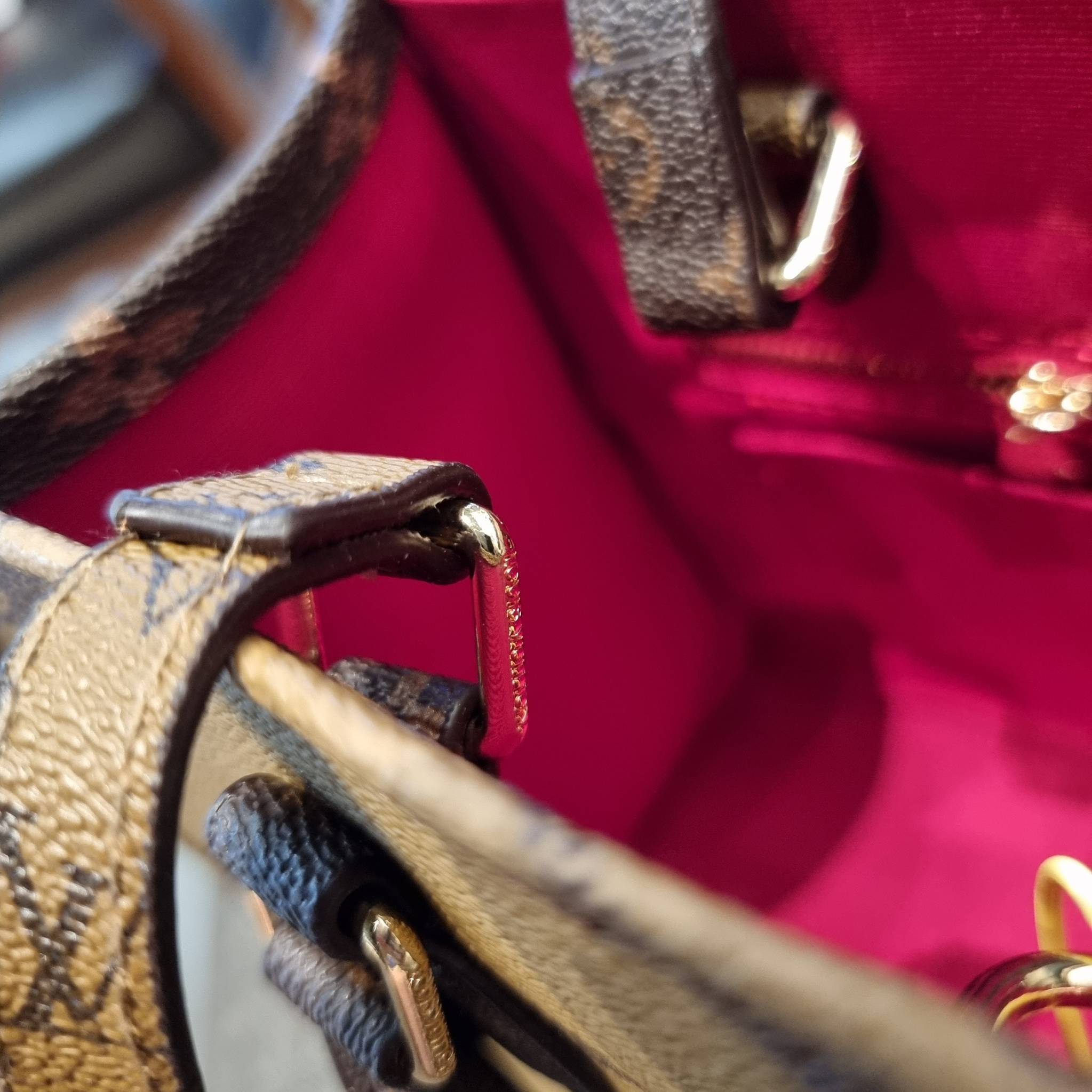 LV crossbody tote bag 10" 16" สเปเชี่ยล gift box set ในราคาที่แสนดี น่าคบหา!! สุดคุ้มและสวยที่สุดยันกล่อง!! ได้ไปยังไงต้องร้องว้าว!! กระเป๋าทรงโท้ทที่สาวๆตามหา ดีไซน์คลาสสิค ผู้ดี หรูหรา โทนสีใช้งานง่าย ได้ทุกลุค ทุกสไตล์ วัสดุหนังแคนวาสคุณภาพ ม