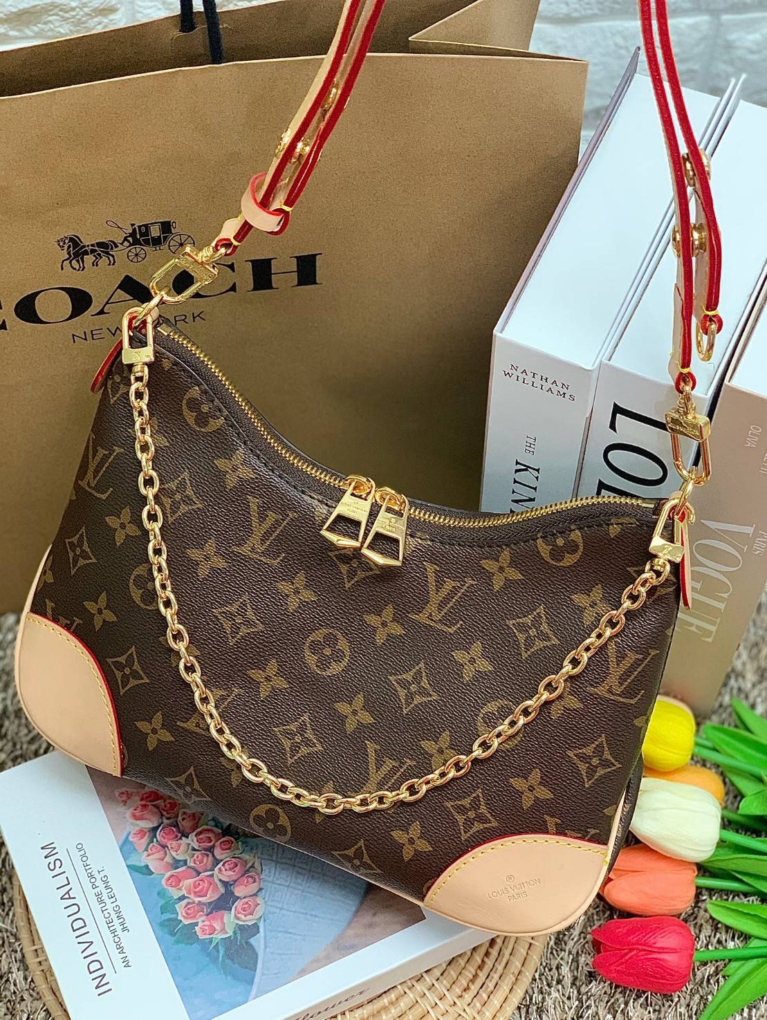 รุ่นฮิตปี2021 สะพายได้ทั่วโลกค่ะ!! LOUIS VUITTON BOULOGNE M45832 พร้อมส่ง! LV PREMIUM GIFT ตปท.!! กระเป๋าหิ้ว//สะพายข้างได้ หนังแกะ ทรงสวยมากๆค่ะ เปิดปิดกระเป๋าแบบซิปคู่ อะไหล่ทองแววหรูหรามากๆ