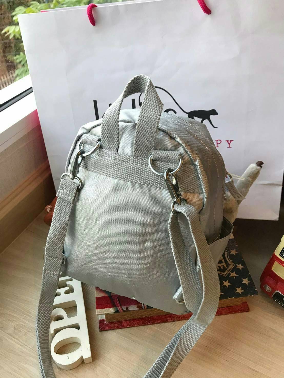 Kipling Kaopin Mini Backpack Woman’s กระเป๋าเป้สะพายรุ่นใหม่!!ขนาดมินิ สามารถแบบเป้หรือทรงcrossbody ได้ มีหลายช่องใช้งาน ด้านหน้าเป็นช่องซิปเล็กใส่ของจุกจิก ภายในมีช่องเล็กแยกเป็นสัดส่วน ใส่กระเป๋าสตางค์ยาวหรือมินิไอแพคได้ ขนาดกะทัดรัด มาพร้อมพวงกุญแจลิงส