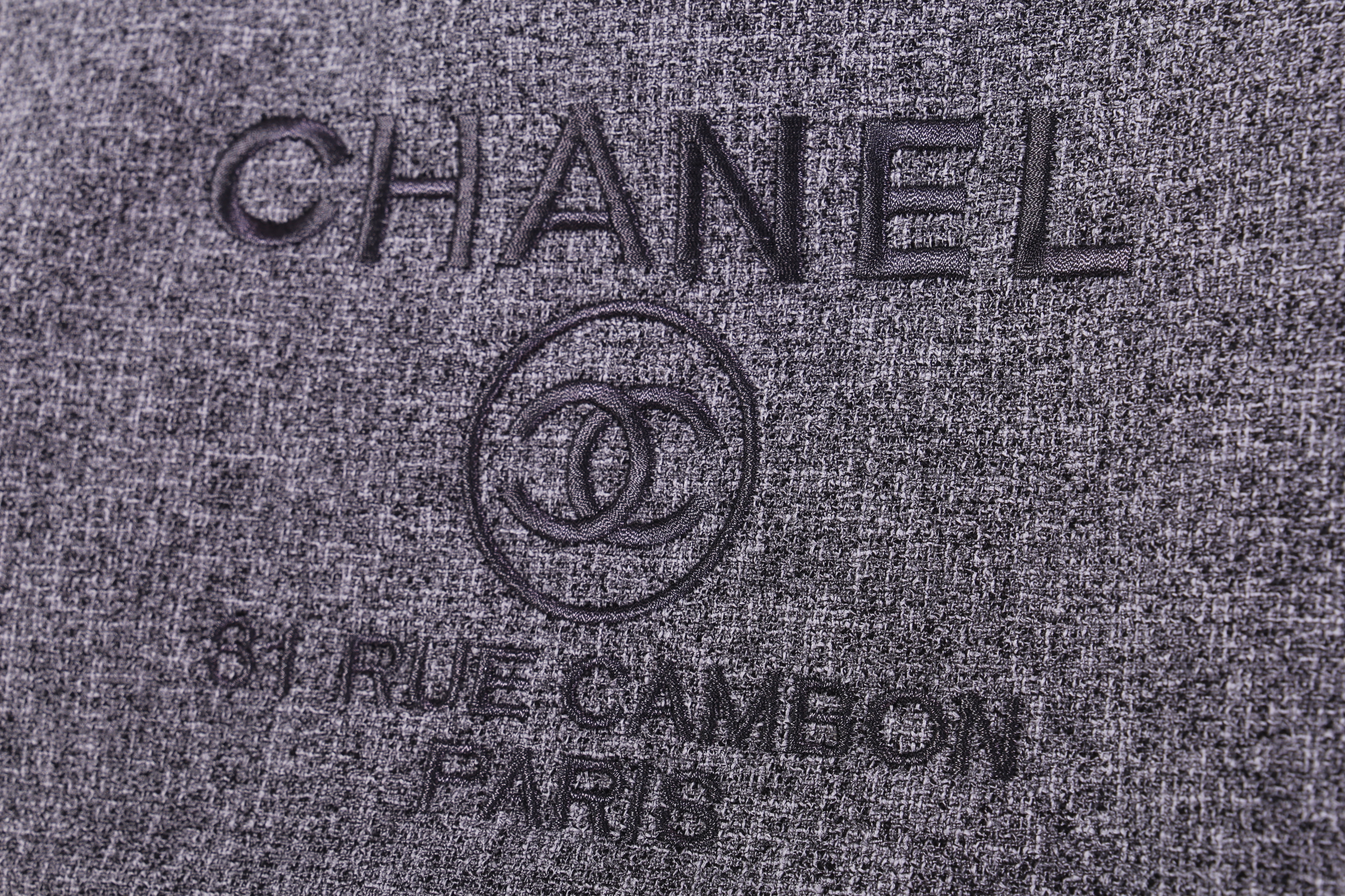 Chanel Tote canvas premium gift จากแบรนด์ Chanel กระเป๋าสะพาย Chanel Tote canvas โลโก้ปัก กระเป๋า ทรง Tote ผ้า canvas เนื้อหนาอย่างดี มีซับใน ด้านหน้าปักโลโก้แบรนด์หรู **จุดเด่นที่ หูจับมี 2 แบบคือ แบบสายหนัง และ โซ่ สามารถ สะพายไหล่ได้คะ ใบใหญุจุของคุ้ม