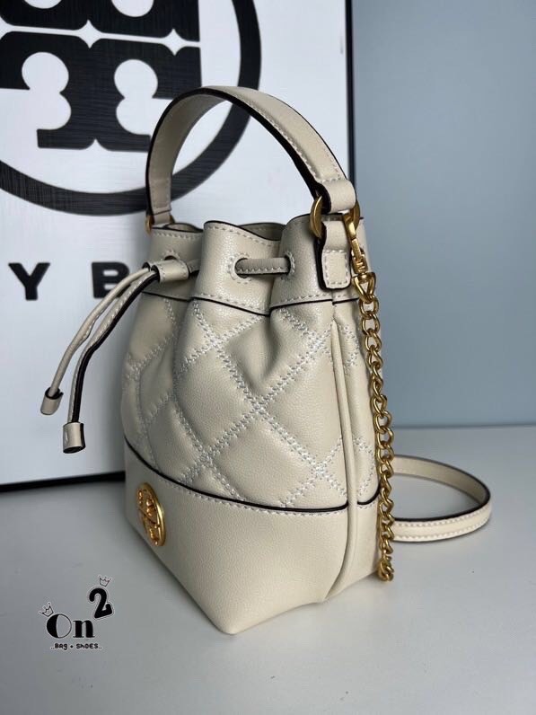 TORY BURCH WILLA MINI BUCKET BAG สุดปัง กระเป๋าสะพายทรงบัคเก็ต สวยผู้ดี โดดเด่นด้วยโลโก้สีทองดูหรู อัพลุคผู้ดี๊ผู้ดี วัสดุหนังแท้ ดีไซน์บุนวม เส้นคมดีเทลหรู เปิด-ปิดหนังรูดปากกระเป๋า มีหูหิ้วในตัว คล้องแขนเก๋ๆ ภายในเป็นช่องโล่ง มีช่องย่อย ใส่ของสำคัญจุกจิ