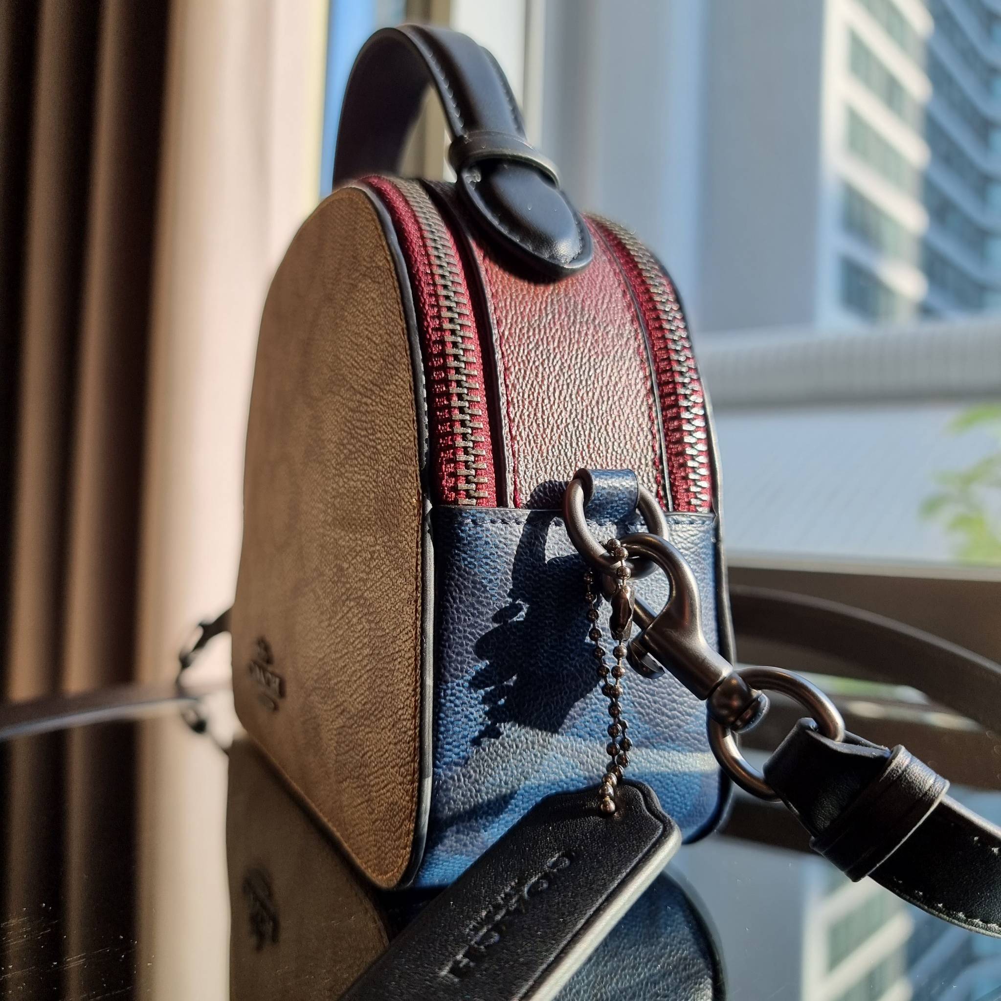 OUTLET 】COACH 1591 SERENA SATCHEL IN SIGNATURE CANVAS กระเป๋าสะพายคอลเลคชั่นยอดฮิต ดีไซน์ลุคผู้ดี ต้องยกให้น้องใบนี้เลย!! จัดสีขายดี สีลุคคุณหนูมาให้ สวยตาแตก!! วัสดุหนังแคนวาส เปิด-ปิดด้วยซิป 2 ช่องหลัก ภายในเป็นช่องโล่ง เก็บของได้แบบสบายๆ ใส่มือถือได้ทุ