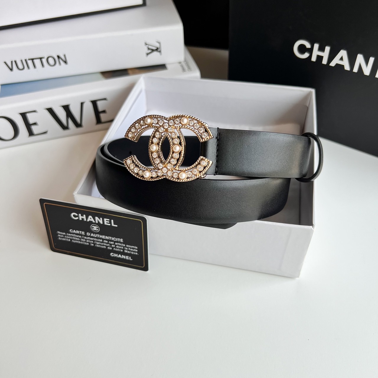 หนังแท้ Chanel Vintage Logo Leather Belt / Chanel Belt Size 30mm มีให้เลือก 5 แบบ พร้อมส่งที่ไทย เข็มขัดวัสดุ Calfskin หนังแท้ฟูขึ้นทรงสวย เกรดหนังดีที่สุดยิ่งใช้นานหนังยิ่งสวย หัวเข็มขัดโลโก้แบรนด์ 3D Vintage สายปรับระดับได้ มาในดีไซน์คลาสสิคเรียบหรูเข้า