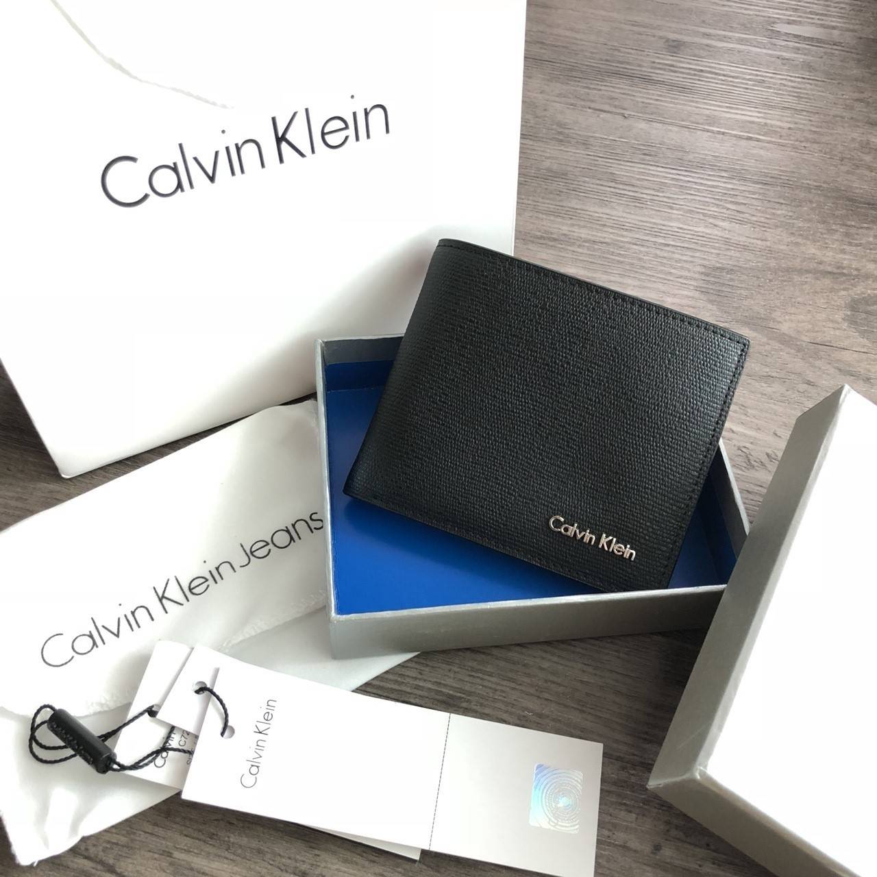 Calvin Klein Jeans Short Wallet กระเป๋าสตางค์ใบสั้น ภายในมีช่องใส่ธนบัตร, บัตร จะมอบเป็นของขวัญหรือใช้เองก็แนะนำค่ะ