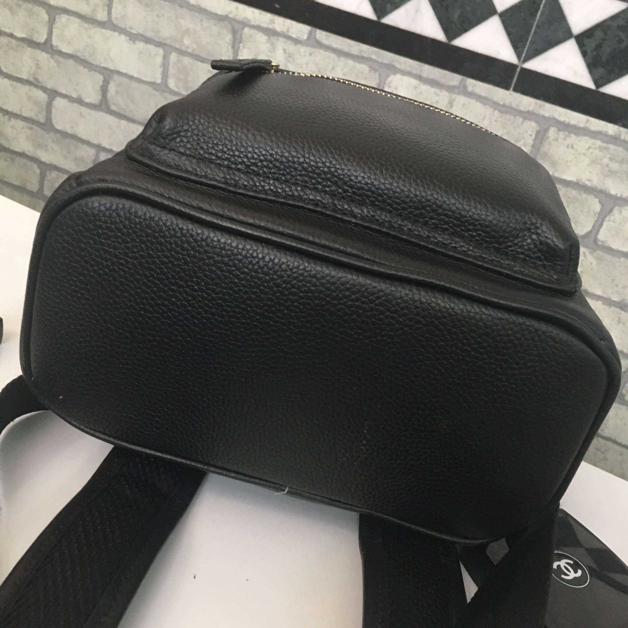 รุ่นใหม่ล่าสุดเลย ห้ามพลาดน๊า !!! งานหนังแท้ ทางร้านได้ รุ่นสุด Chic ทรง mini mini น่ารักๆ จากแบรนด์ KEEP มาฝากคะ กระเป๋า หนังแท้เนื้อดี ลายหนังชัด ทนทานคะ น้ำหนักเบา ดีไซด์ ทันสมัย เข้าได้กับทุกชุด สายสะพายเป็นหนังมีอัดแผ่นรองเพิ่มความนิ่มเวลาสะพายคะ ด้า