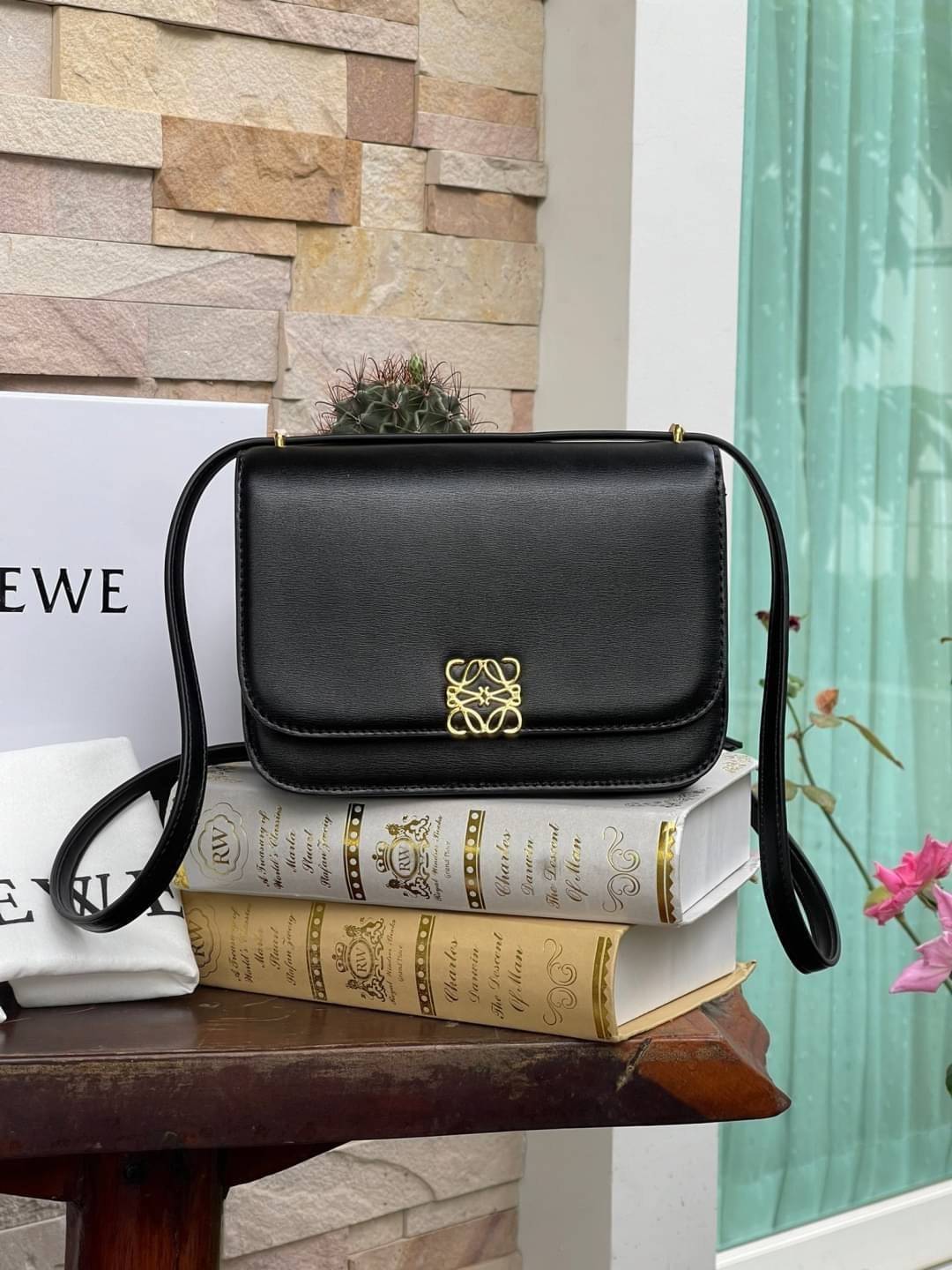 small : LOEWE Goya anagram small leather shoulder bag มาทำความรู้จักทุกดีเทลของ กระเป๋า GOYA ไอเท็มใบใหม่ล่าสุดจาก Loewe ด้วยรูปทรงกล่องอันคลาสสิกที่มาพร้อมรายละเอียดอันน่าค้นหา ด้วยรูปทรงบ็อกสุดคลาสสิก พร้อมโครงสร้างที่กะทัดรัดเปี่ยมไปด้วยสเน่ห์น่าค้นหา 