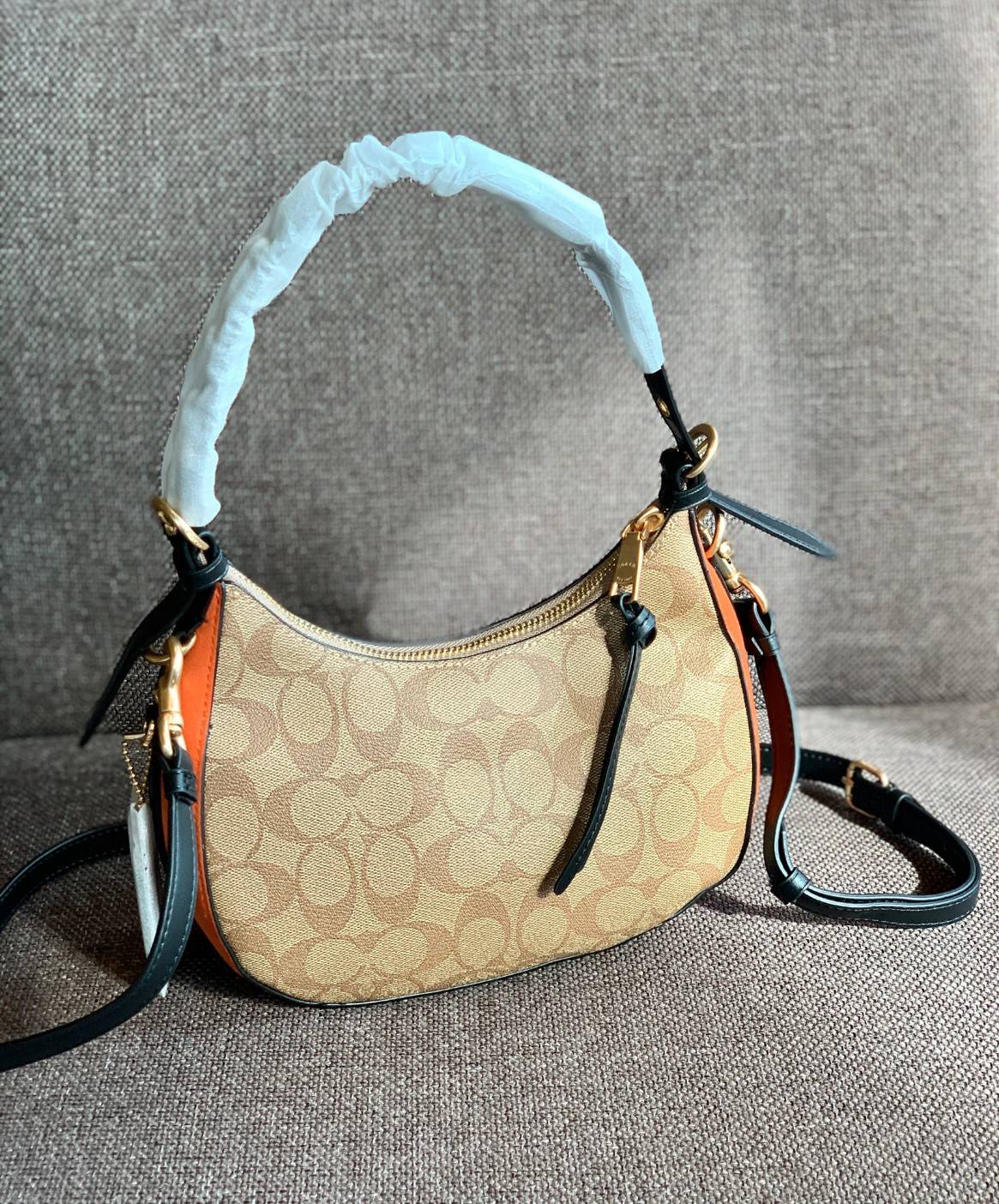 COACH KLEO HOBO BAG ((C7257//C6809//C6807)) พร้อมส่ง คุณภาพเกินเบอร์เลยจ้าา จำนวนจำกัด! กระเป๋าคล้องไหล่หรือสะพายข้างได้ Hobo รุ่นใหม่ล่าสุด ดีไซด์รูปทรงให้ดูเรียลขึ้น หนังแท้นิ่มสวย เปิดปิดกระเป๋าแบบซิปมีหนังห้อยลงมา ภายในกระเป๋าสามารถใส่กระเป๋าเงินใบยาว