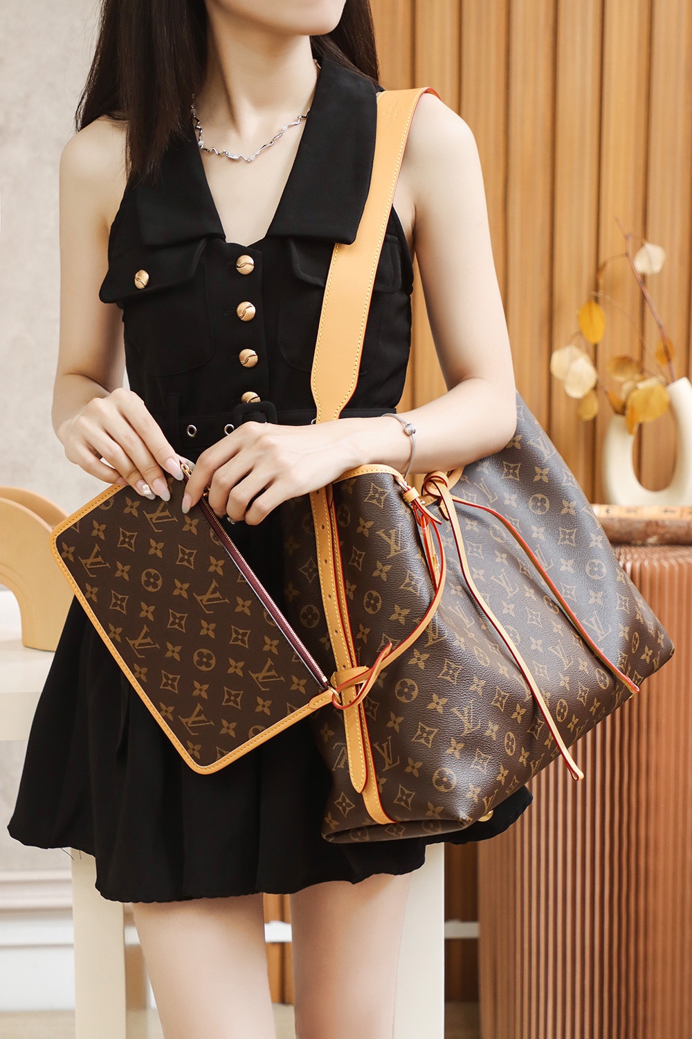 LV CARRYALL Monogram Canvas 12" / LV Shopping Bag รุ่นใหม่ล่าสุด กระเป๋าสะพายทรงหรูหรามีสไตล์ สวยปังมั้ยไหว ใบจริงสวยมากกกก ได้สวยก่อนใคร วัสดุหนังแคนวาสเคลือบลาย สวย คลาสสิค ภายในเป็นช่องโล่ง จุของได้เยอะ สาวๆใช้ใบนี้ สะพายไปไหนก็เข้ากัน ถ่ายรูปสวยๆ