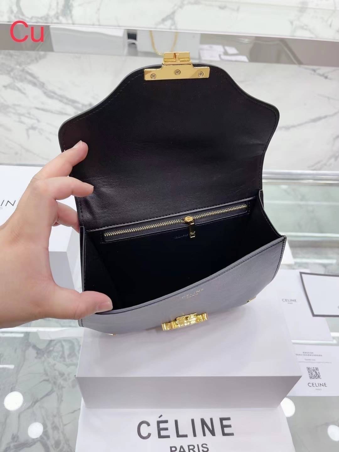 CELINE chain besace triomphe in shiny calfskin กระเป๋าสะพายสายโซ่ซีลีน รุ่นใหม่ล่าสุด อีกหนึ่งรุ่นในซีรีส์ Triomphe ที่ได้รับความนิยมอย่างมาก ด้วยรูปร่างทรงโค้งมนมีความคลาสสิกตามแบบฉบับแบรนด์